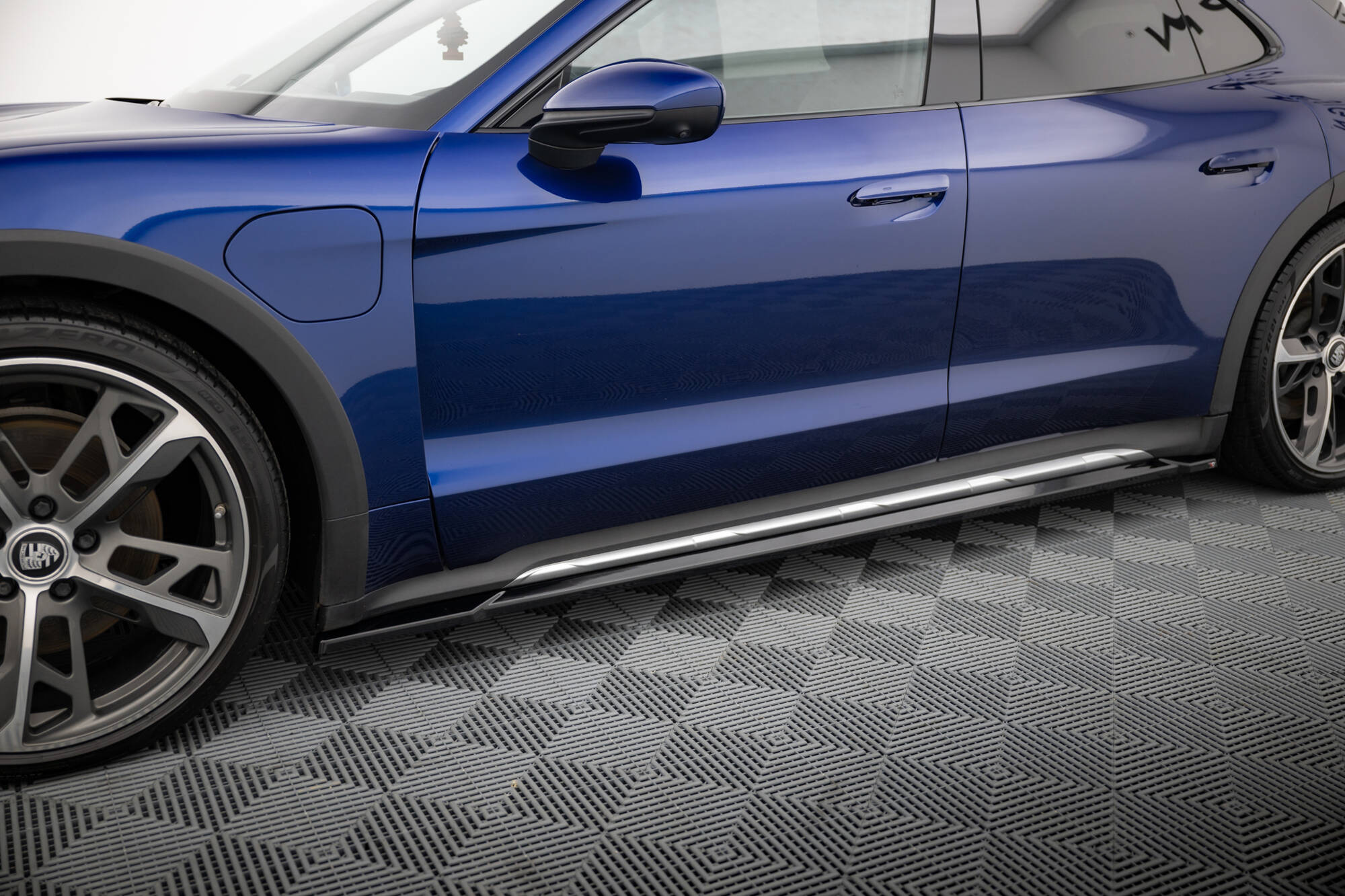 Side Skirts Diffusers Porsche Taycan Cross Turismo 4S - Image 3