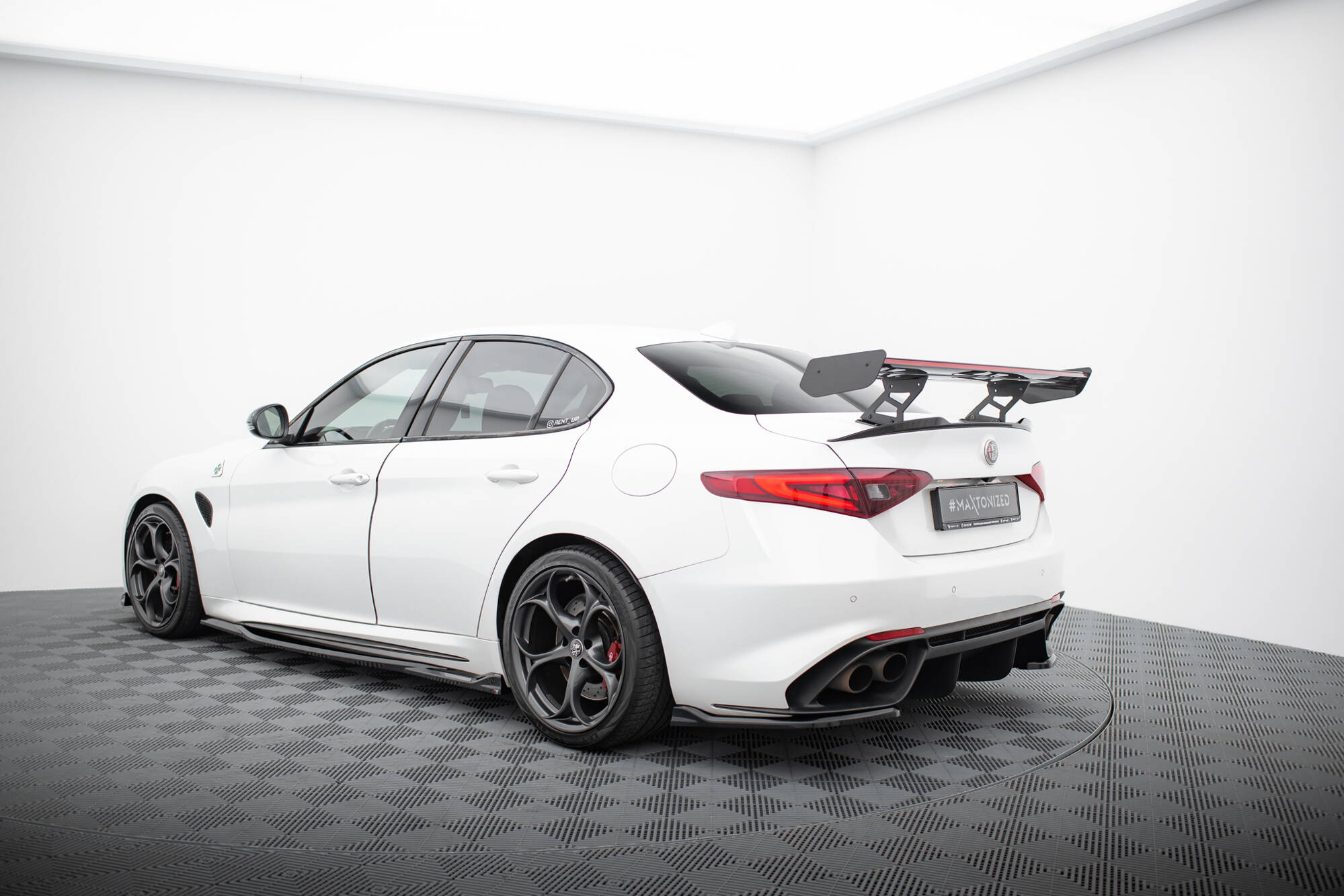 Carbon Spoiler + LED Alfa Romeo Giulia Quadrifoglio - Image 4