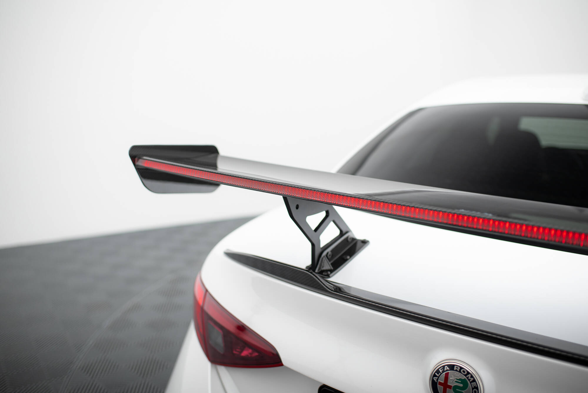 Carbon Spoiler + LED Alfa Romeo Giulia Quadrifoglio - Image 5