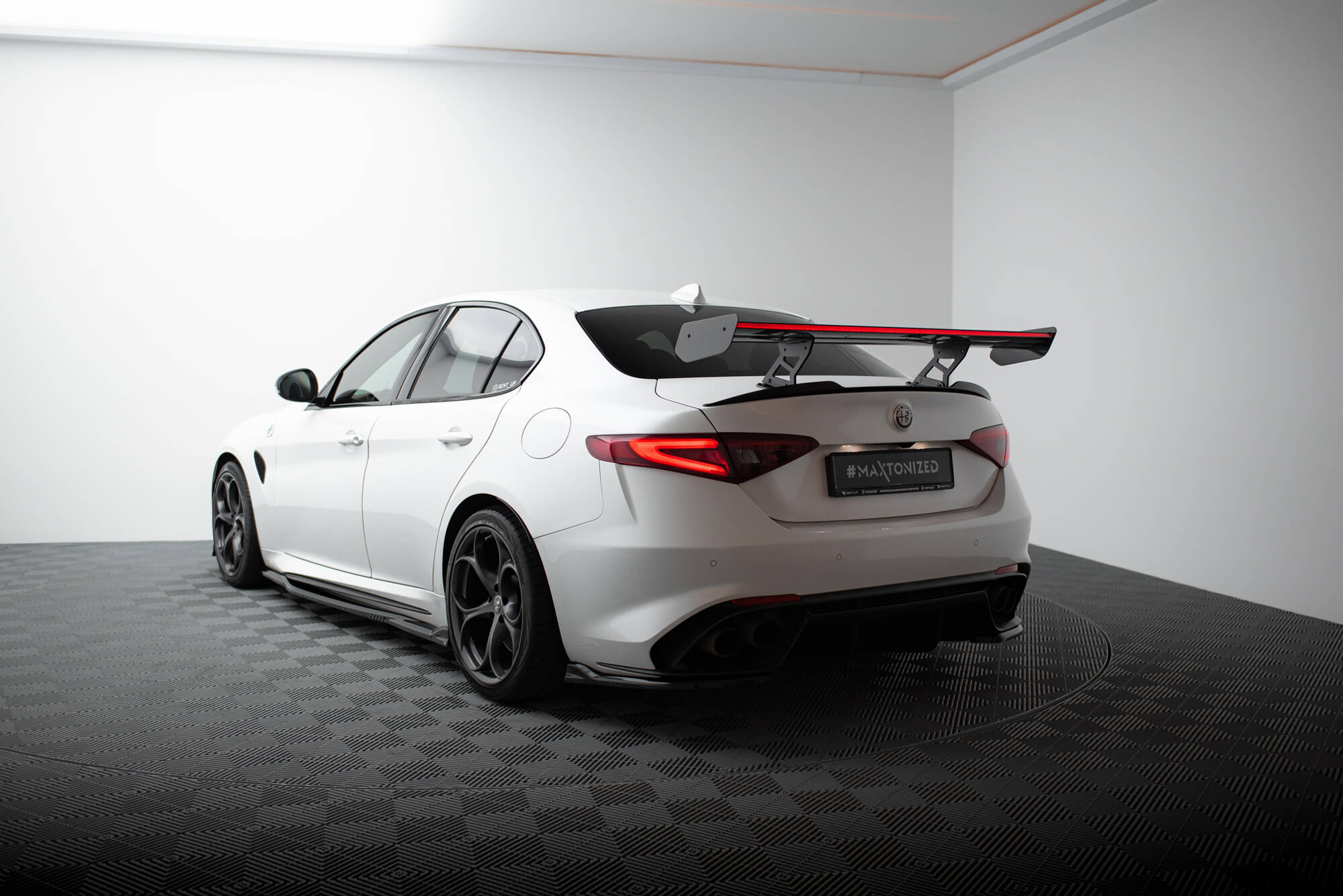 Carbon Spoiler + LED Alfa Romeo Giulia Quadrifoglio - Image 7