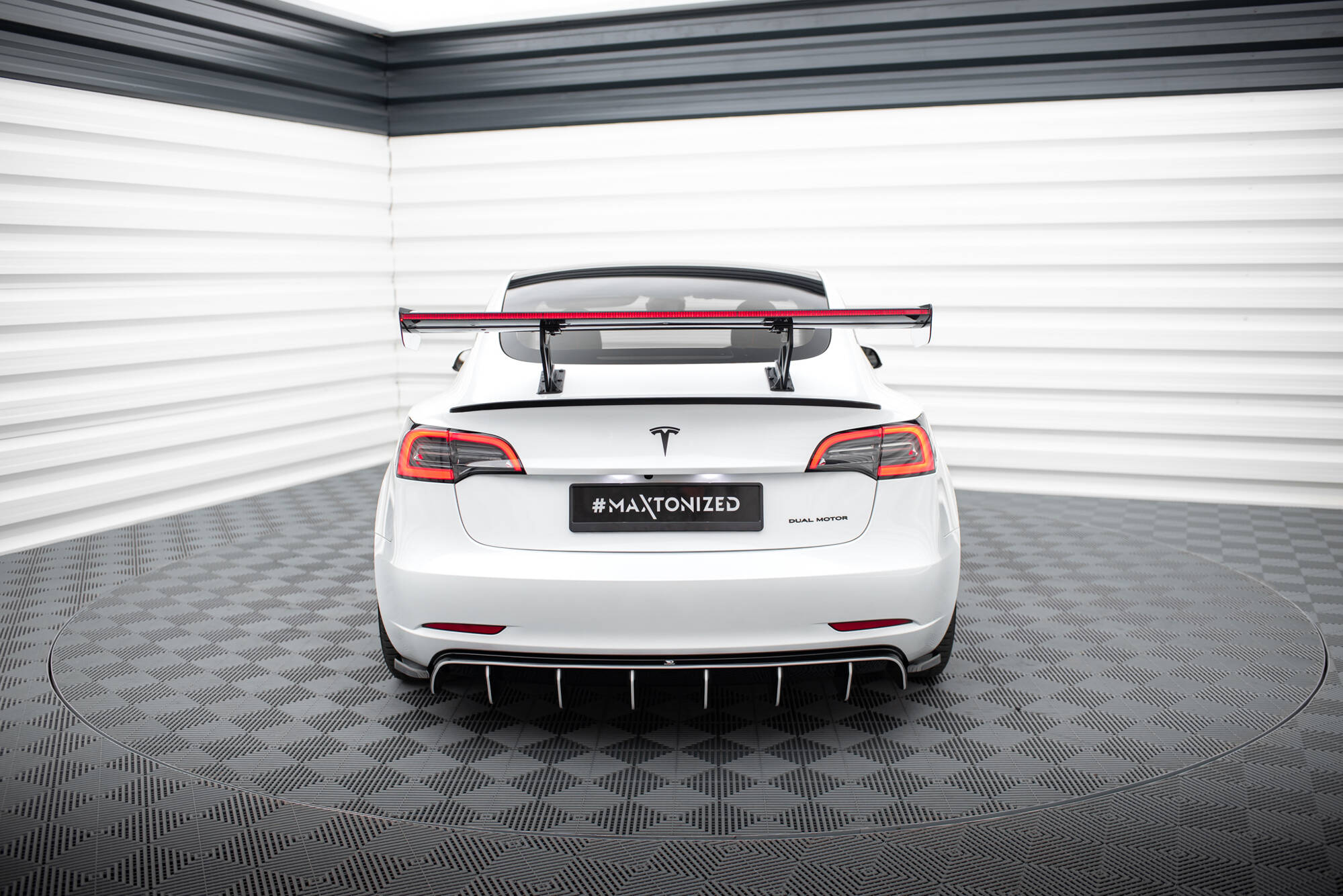 Carbon Spoiler + LED Tesla Model 3 - Image 9