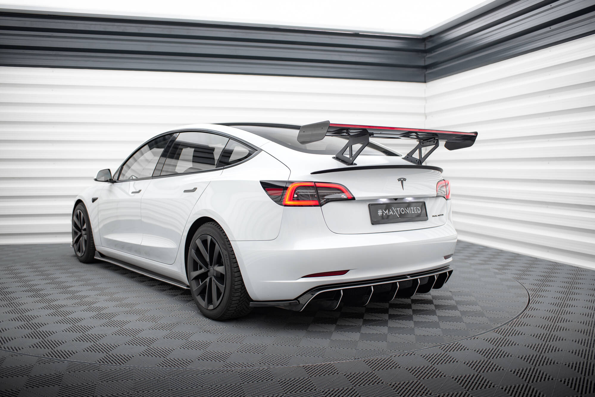 Carbon Spoiler + LED Tesla Model 3 - Image 10