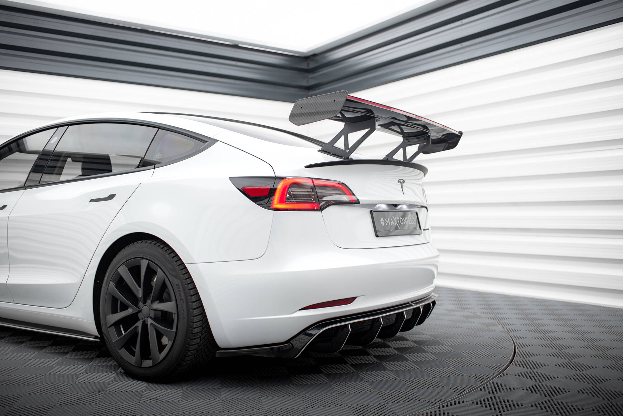 Carbon Spoiler + LED Tesla Model 3 - Image 11
