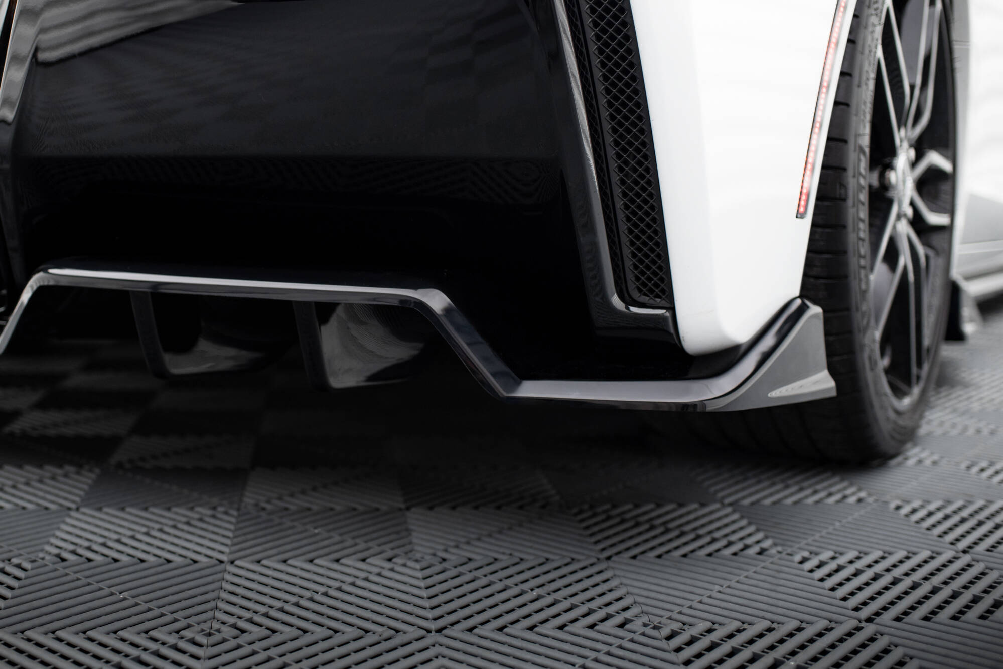 Central Rear Splitter (with vertical bars) Chevrolet Corvette C7 - Image 2