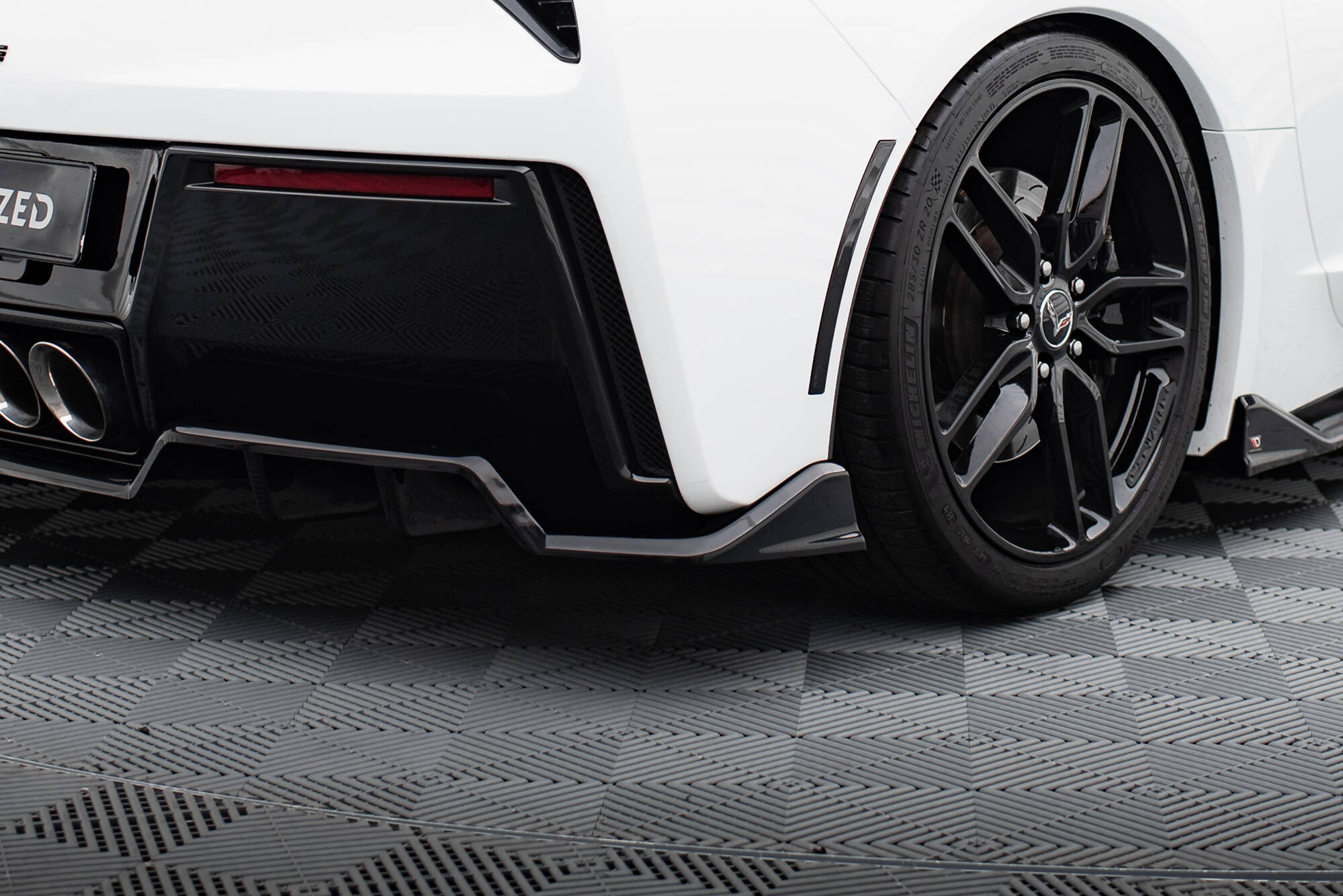 Central Rear Splitter (with vertical bars) Chevrolet Corvette C7 - Image 6