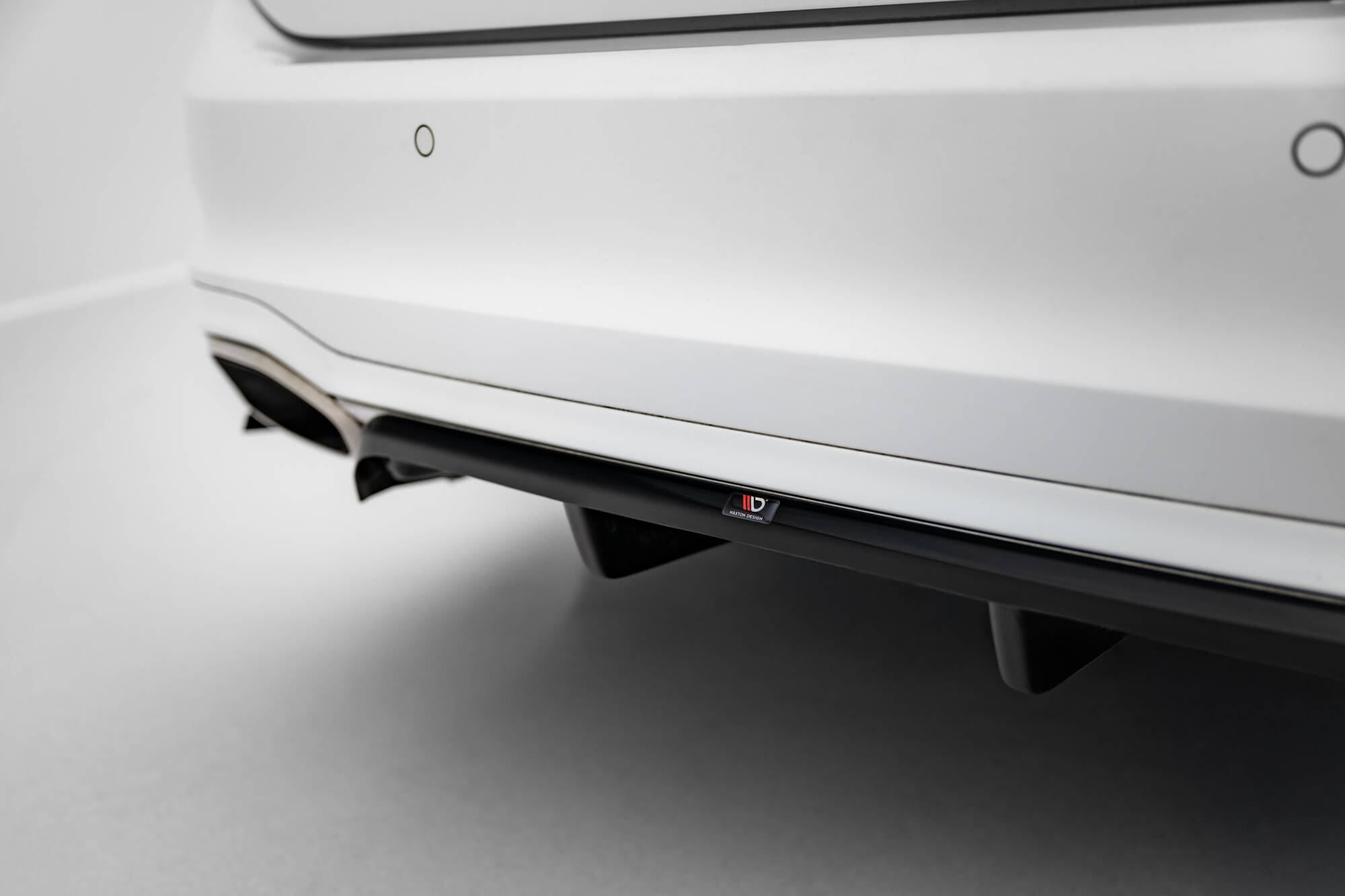 Central Rear Splitter (with vertical bars) Ford Focus Vignale Estate Mk4 - Image 3