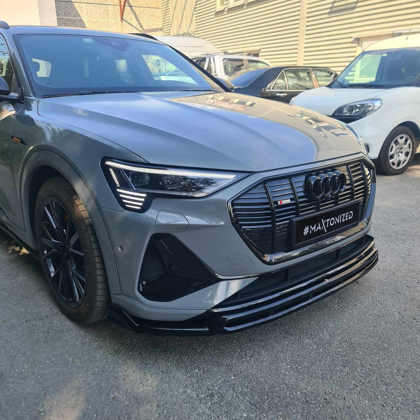 Alternative view of Front Splitter Audi e-Tron S-Line