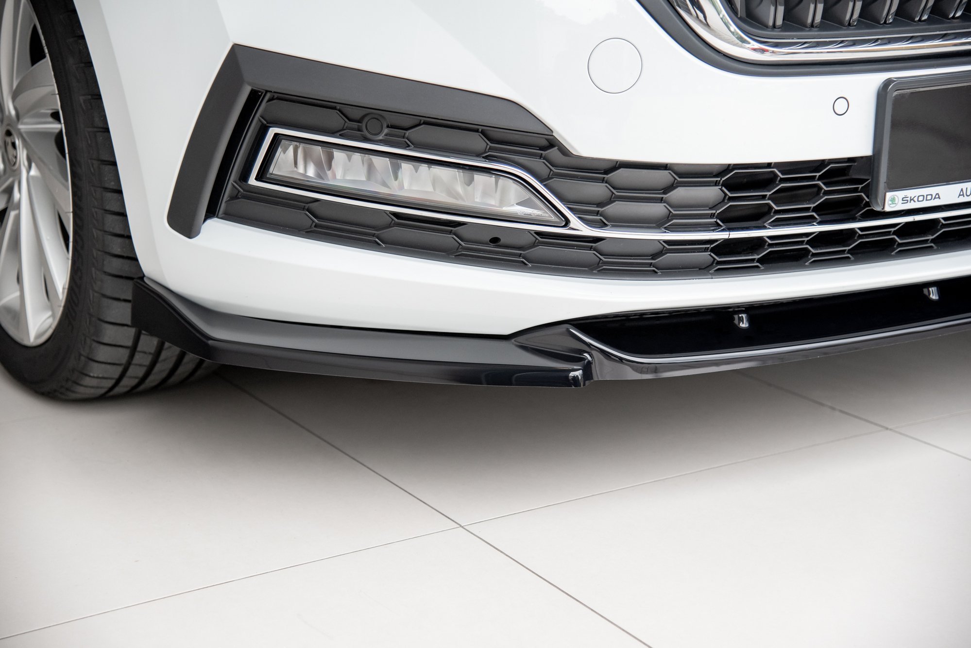 Front Splitter V.1 Skoda Octavia Mk4 - Image 4