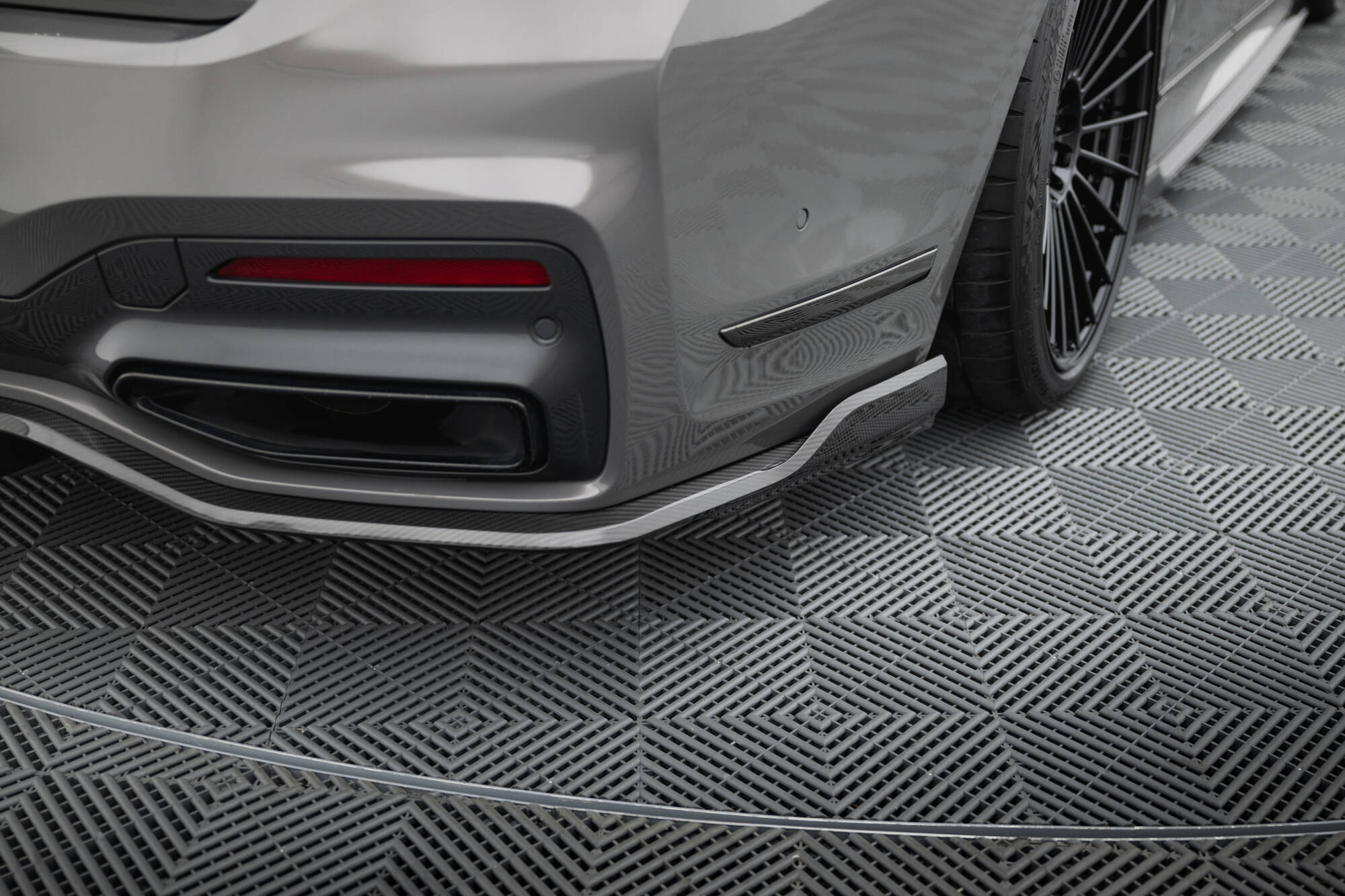 Prepreg Carbon Fiber Rear Splitter BMW 7 M-Pack G11 / G12 Facelift - Image 3