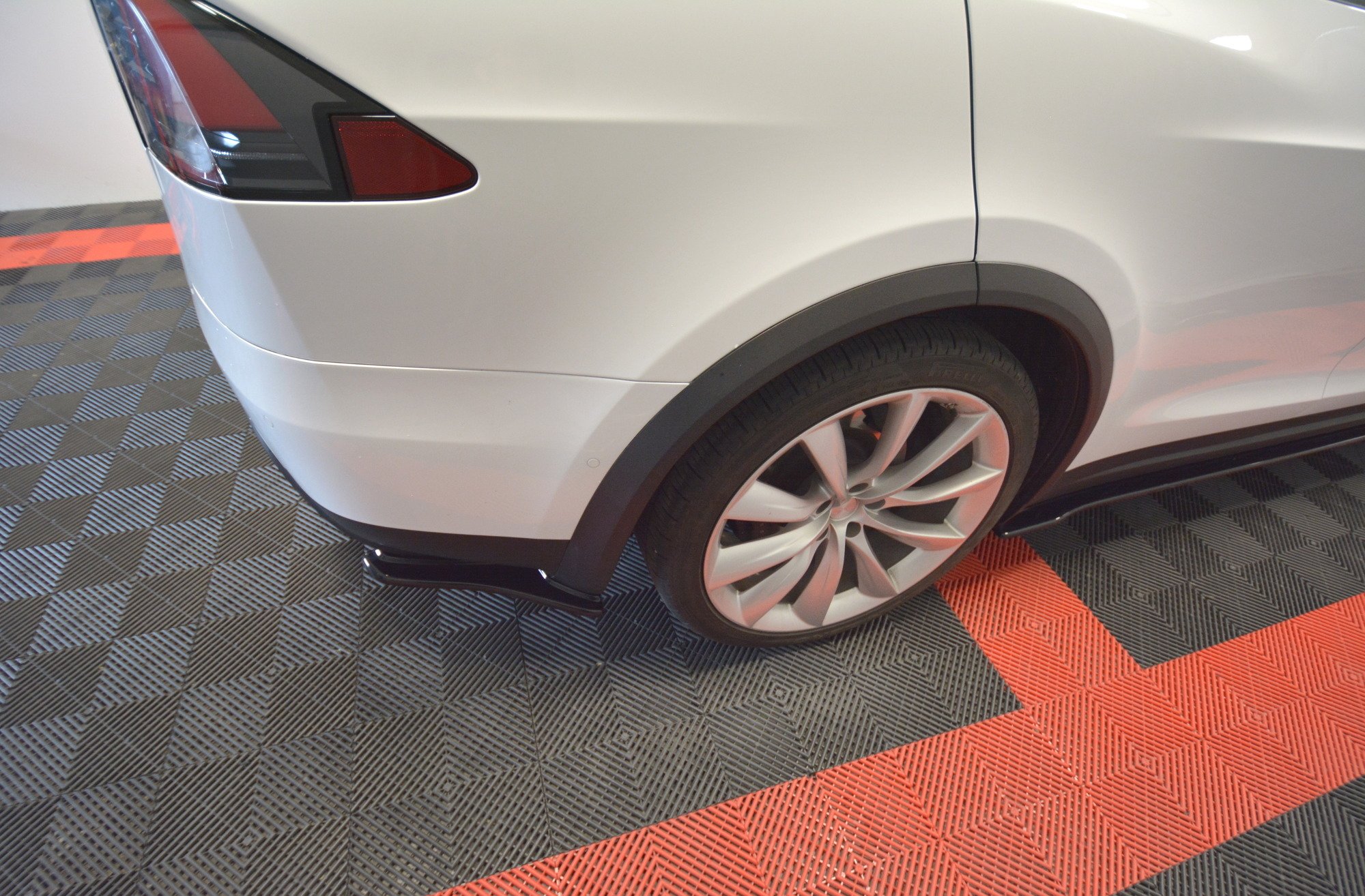 REAR SIDE SPLITTERS V.1 TESLA MODEL X - Image 3
