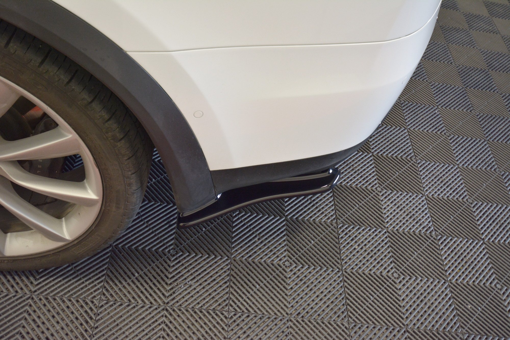REAR SIDE SPLITTERS V.1 TESLA MODEL X - Image 2