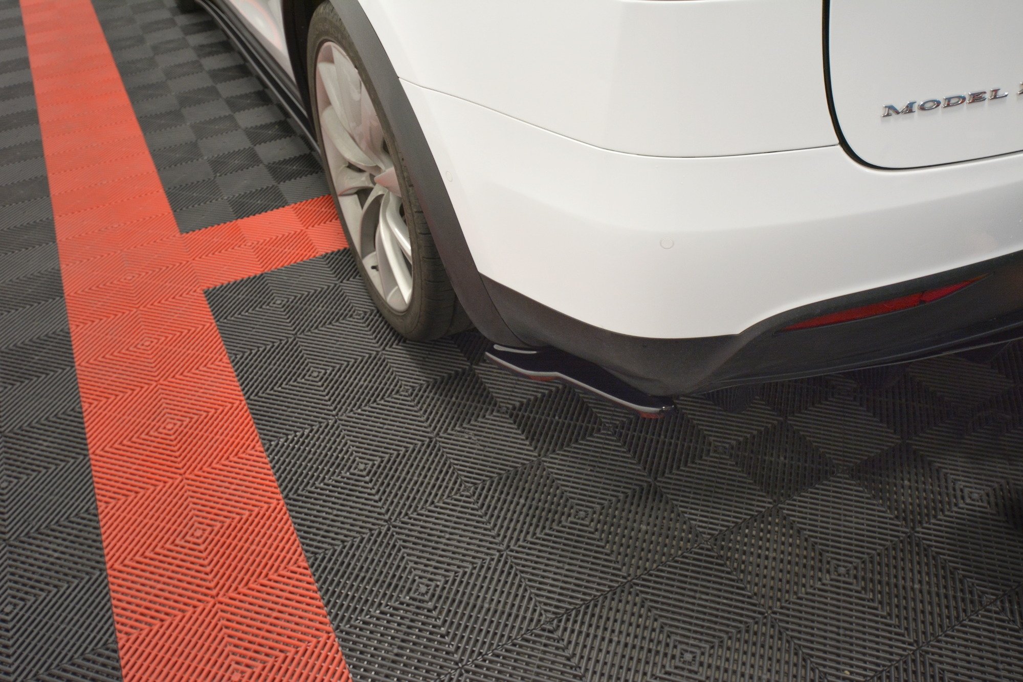 REAR SIDE SPLITTERS V.2 TESLA MODEL X - Image 2