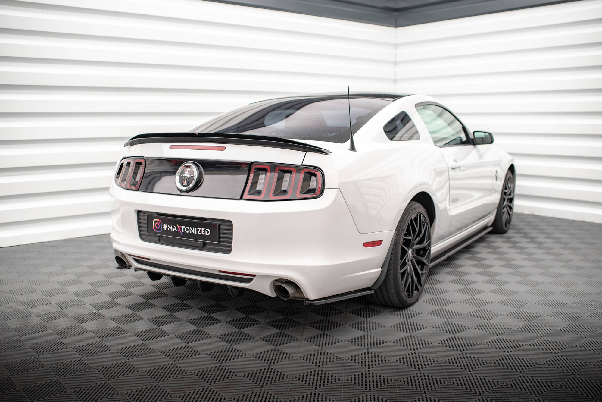 Rear Side Splitters Ford Mustang Mk5 Facelift - Image 2