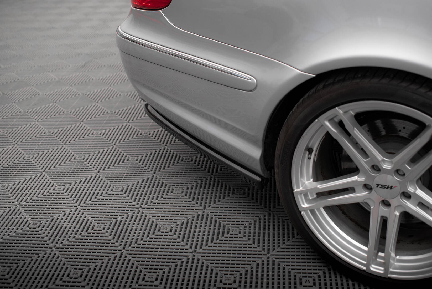 Rear Side Splitters Mercedes-Benz E 55 AMG W211 - Image 2