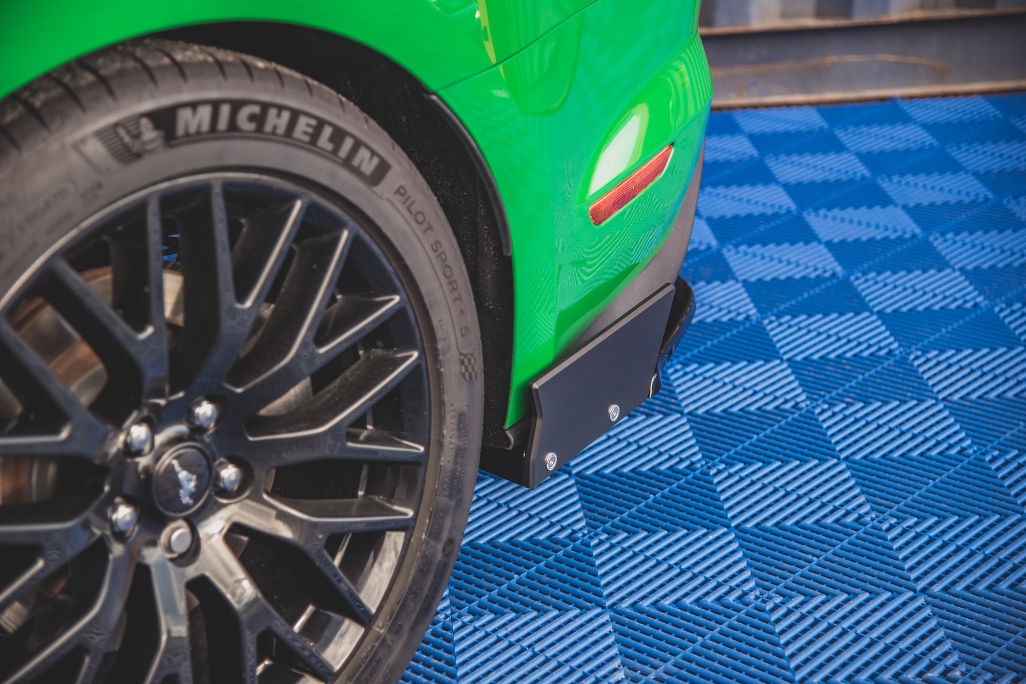 Rear Side Splitters V.1 + Flaps Ford Mustang GT Mk6 Facelift - Image 4