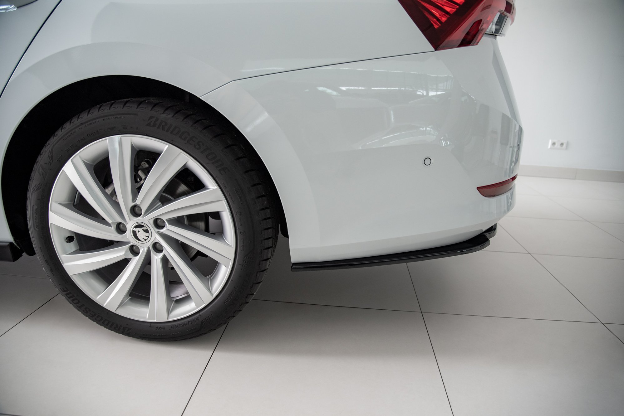 Rear Splitter Skoda Octavia Mk4 - Image 2