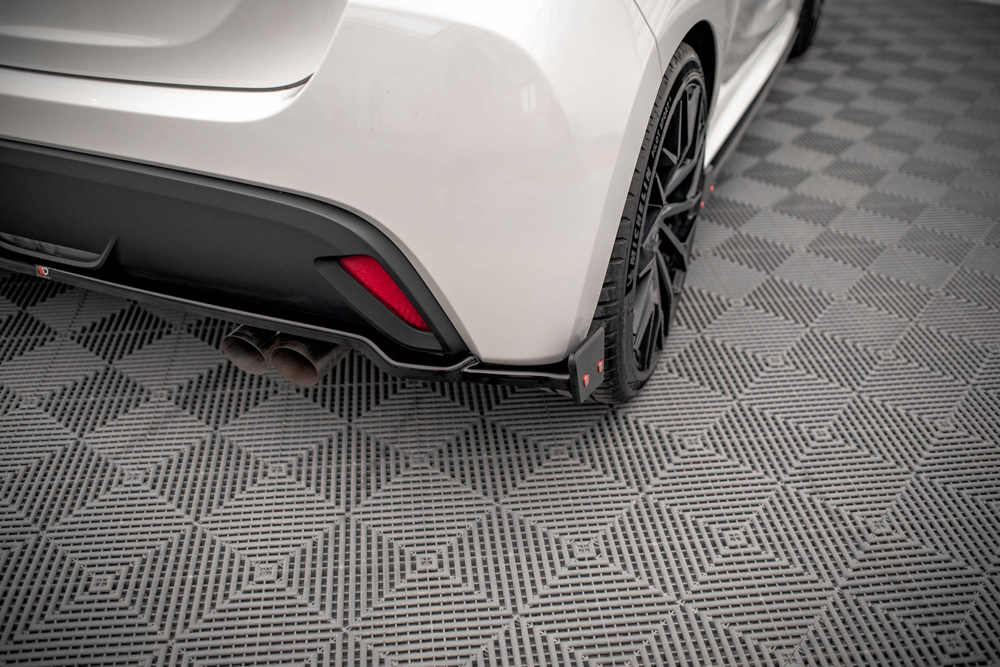 Rear Splitter V.1 + Flaps Toyota Yaris Mk4 - Image 2