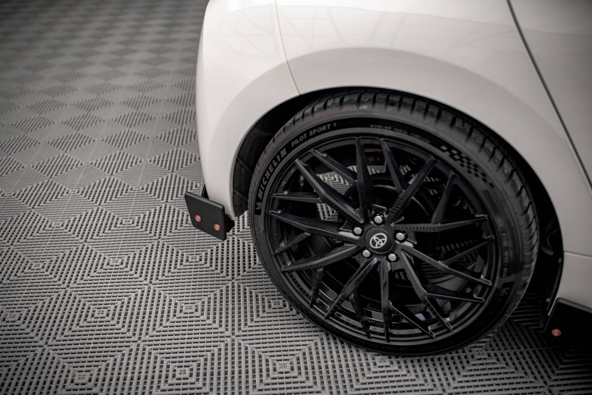Rear Splitter V.1 + Flaps Toyota Yaris Mk4 - Image 4