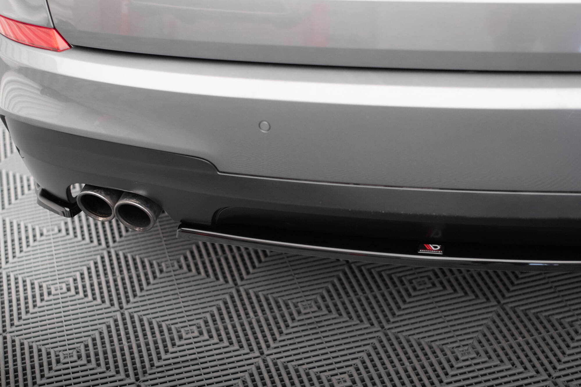 Rear Splitter for BMW 5 GT M-Pack F07 - Image 3