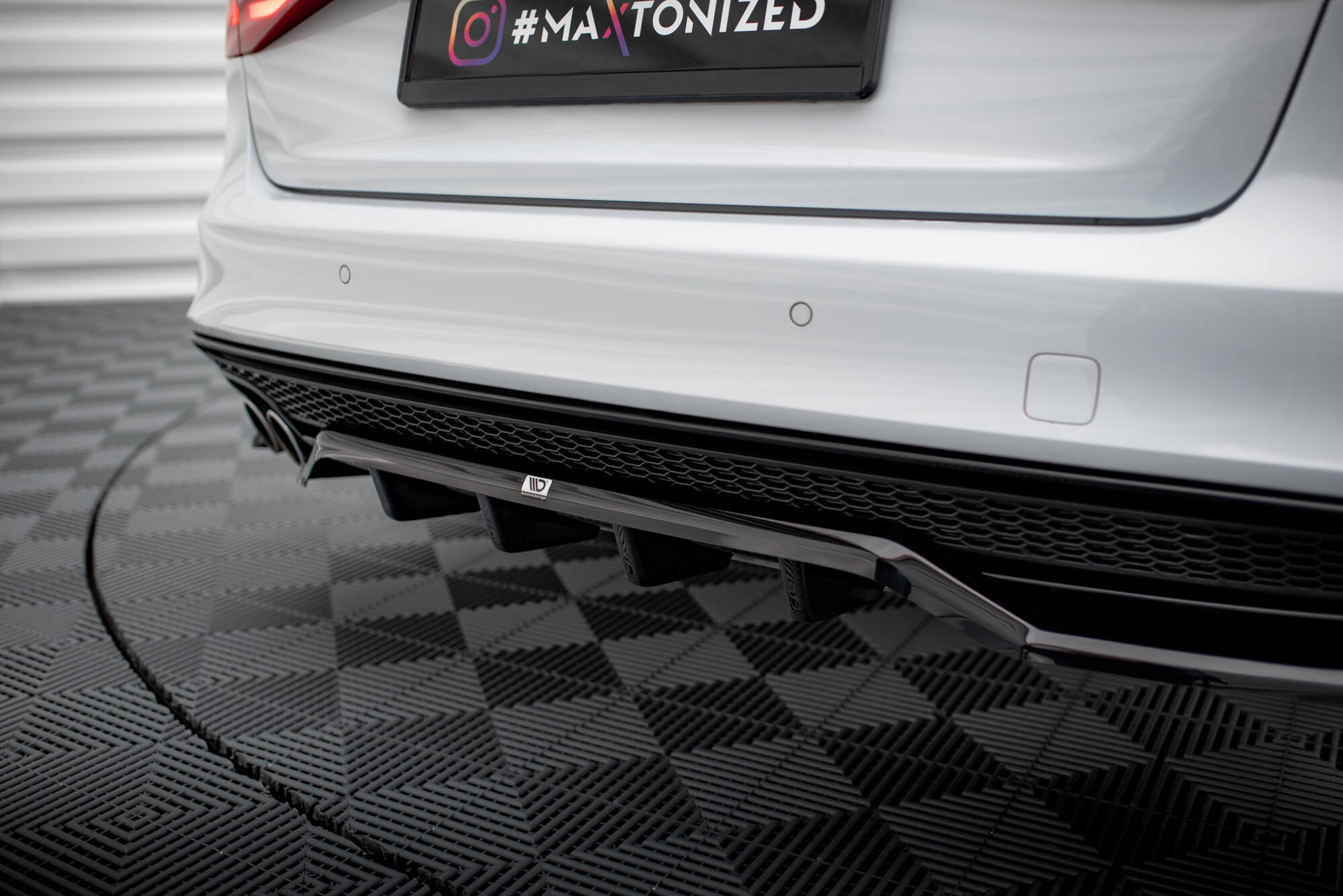 Rear Splitter (with vertical bars) Audi A4 Competition B8 Facelift - Image 4