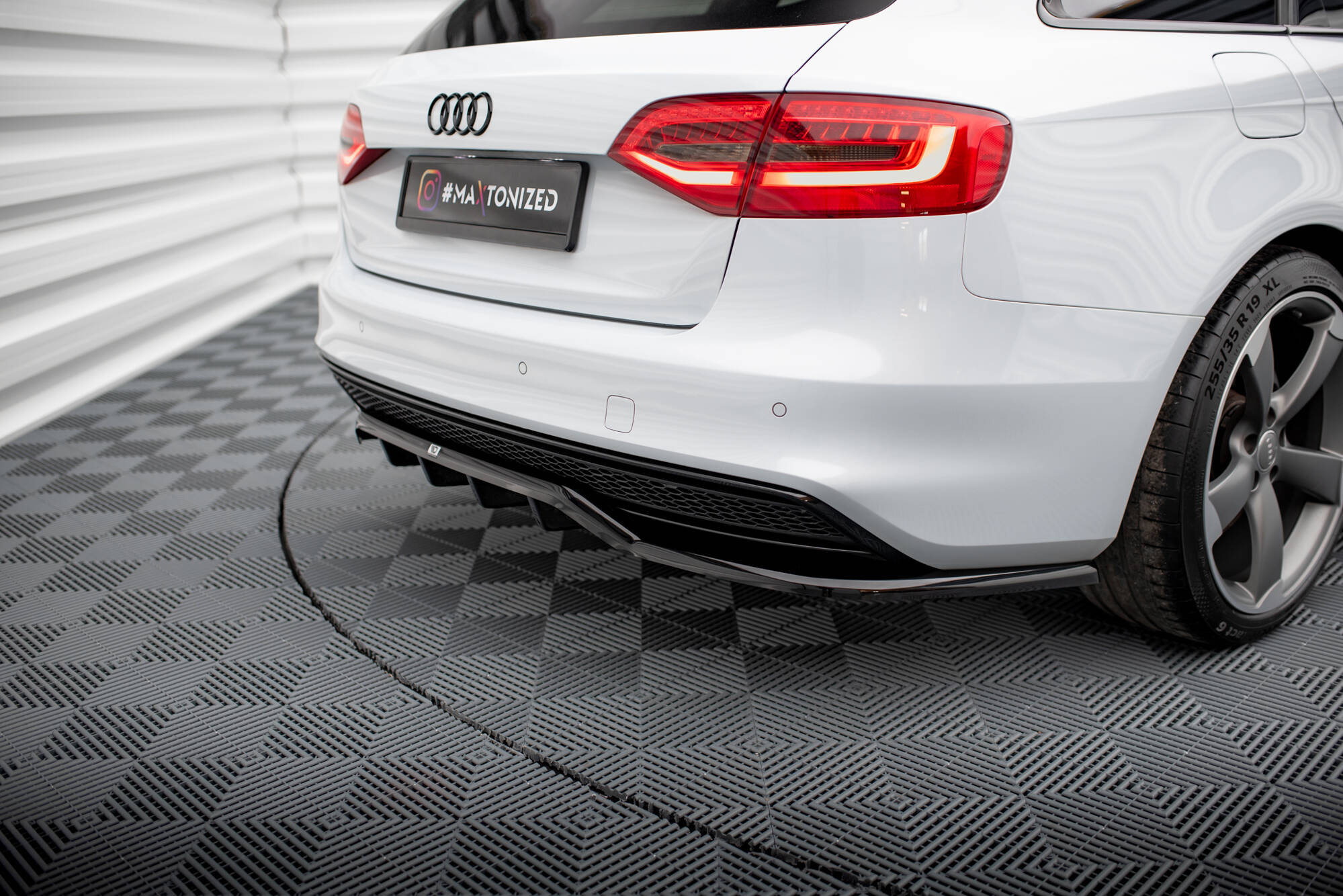 Rear Splitter (with vertical bars) Audi A4 Competition B8 Facelift - Image 5