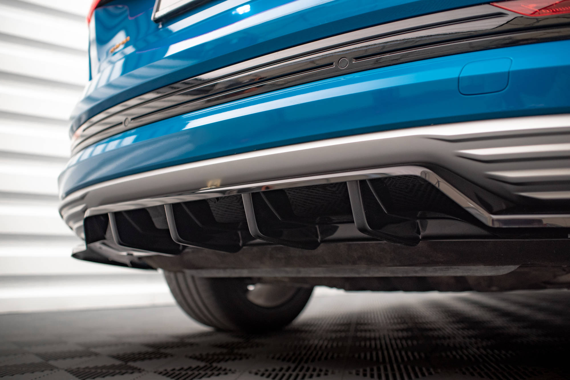 Rear Splitter (with vertical bars) Audi e-tron - Image 6