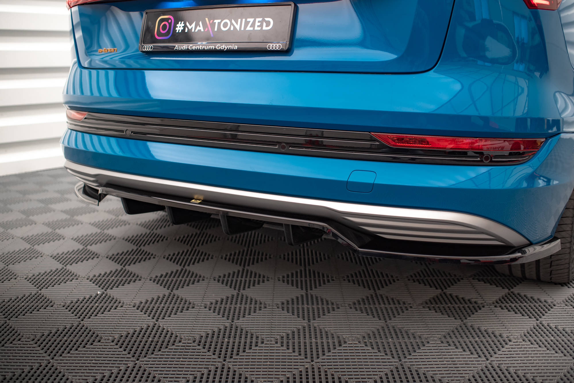 Rear Splitter (with vertical bars) Audi e-tron - Image 2