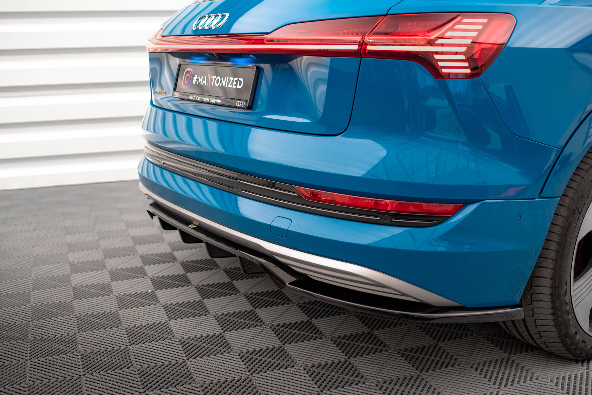 Rear Splitter (with vertical bars) Audi e-tron - Image 5