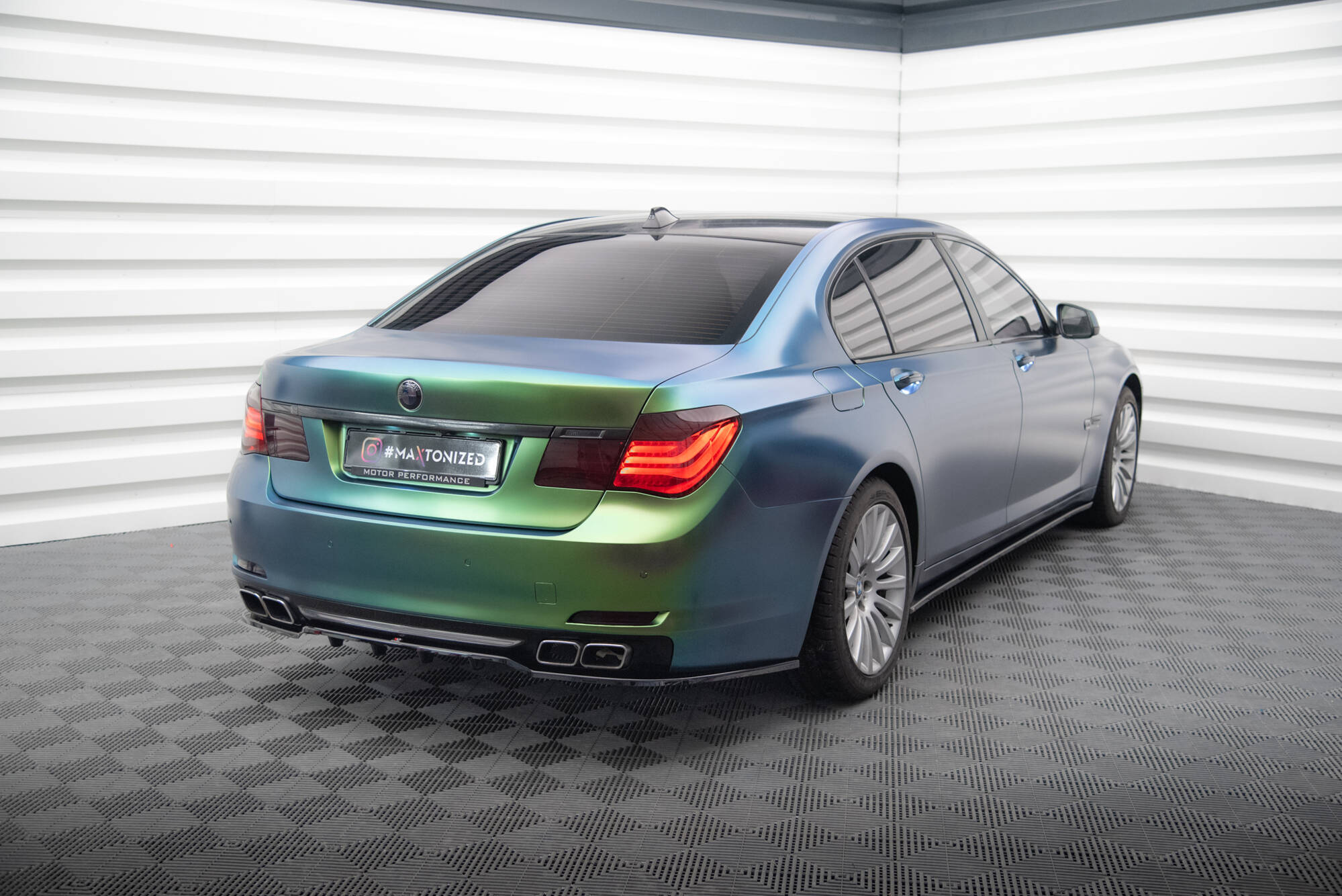 Rear Splitter (with vertical bars) BMW 7 F01 - Image 2
