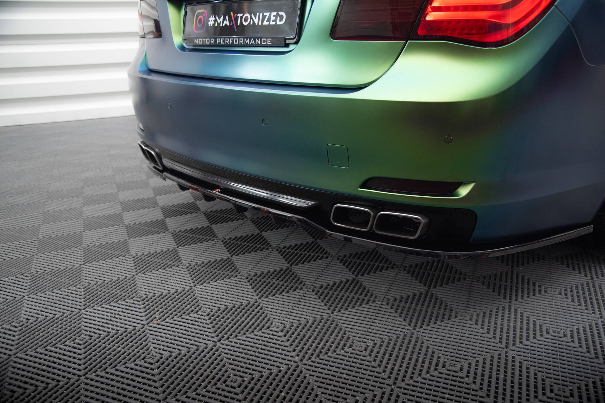 Rear Splitter (with vertical bars) BMW 7 F01 - Image 4