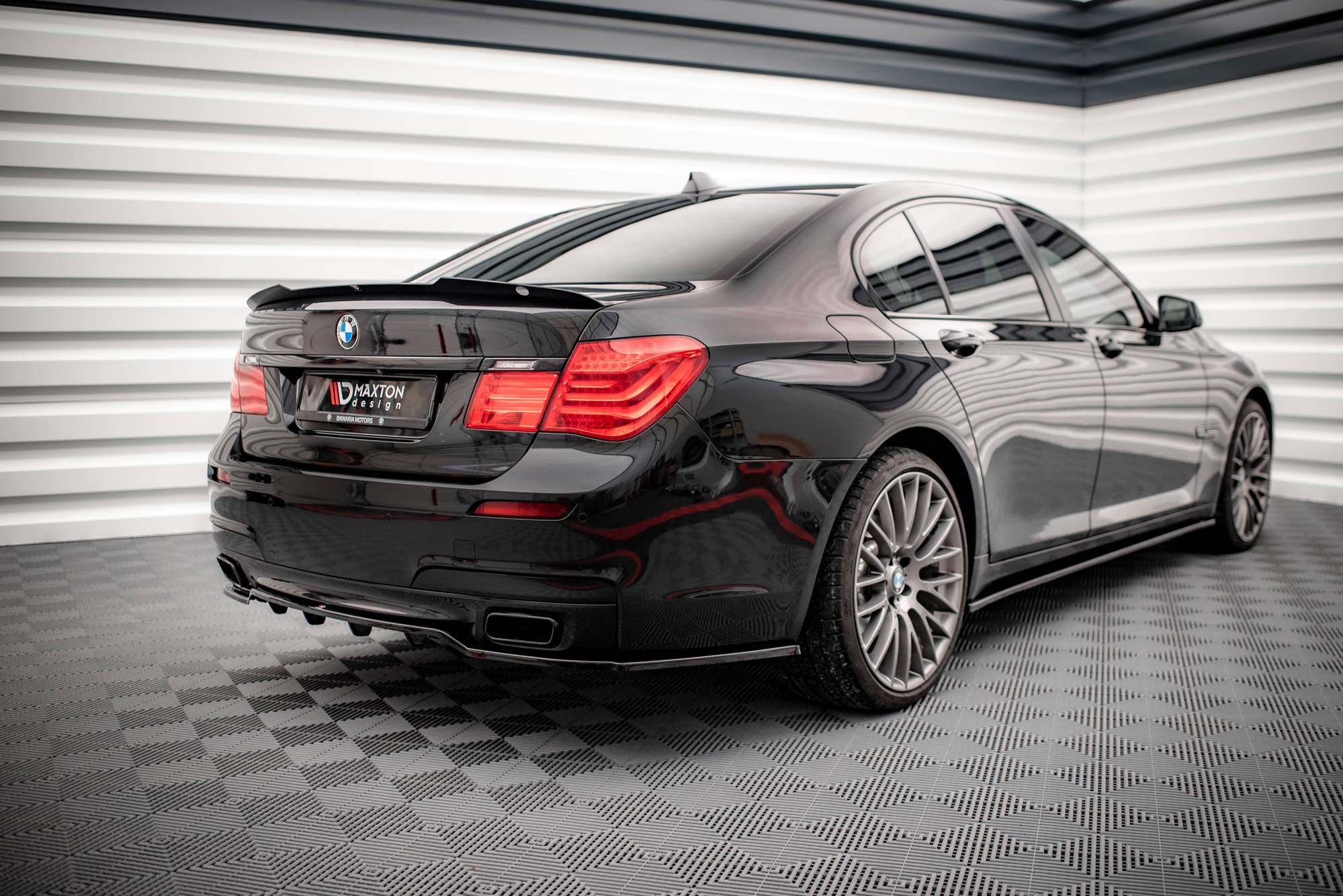 Rear Splitter (with vertical bars) BMW 7 M-Pack F01 - Image 3