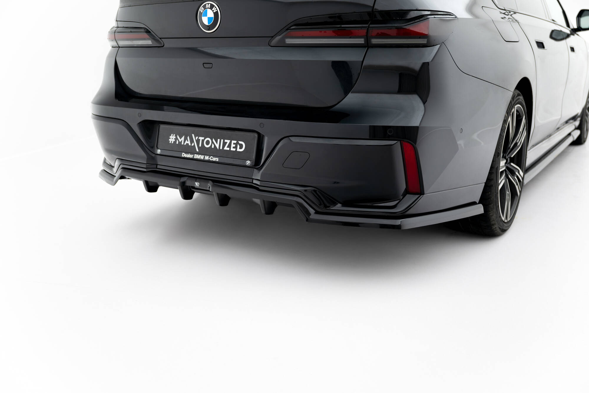 Rear Splitter (with vertical bars) BMW 7 M-Pack G70 - Image 2