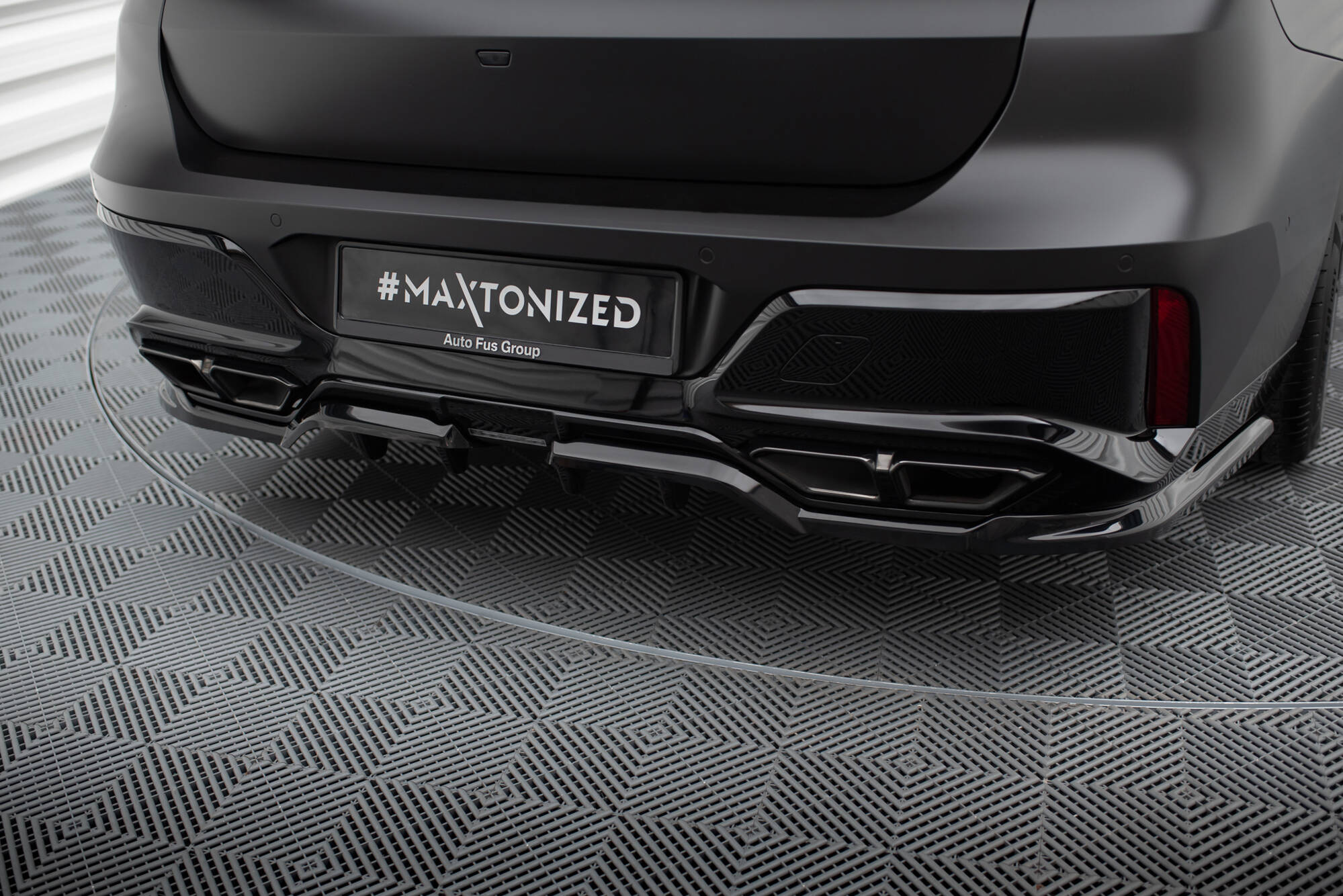 Rear Splitter (with vertical bars) BMW M760e G70 - Image 2
