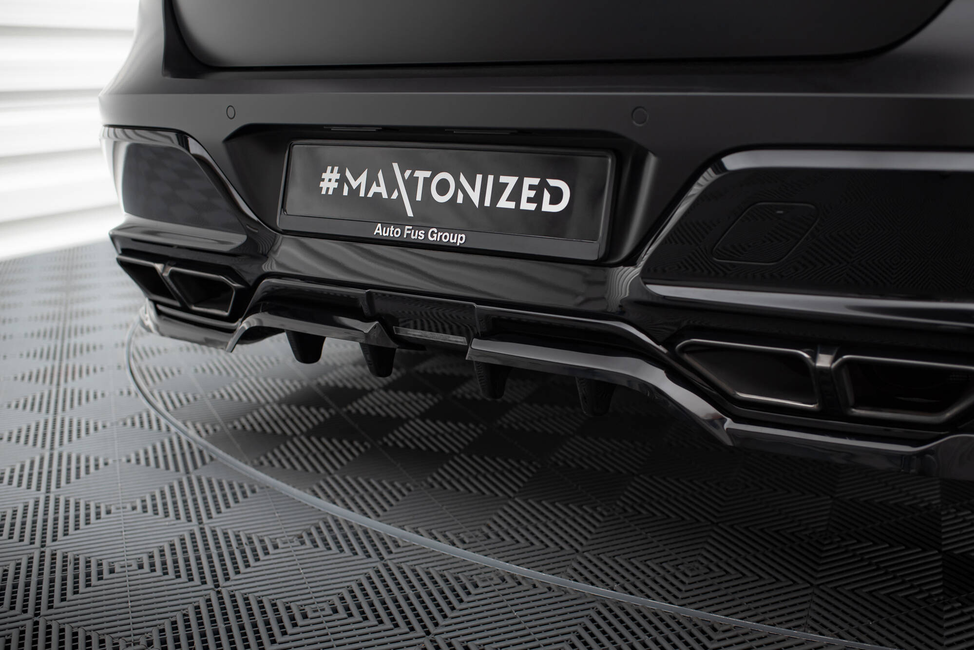 Rear Splitter (with vertical bars) BMW M760e G70 - Image 4