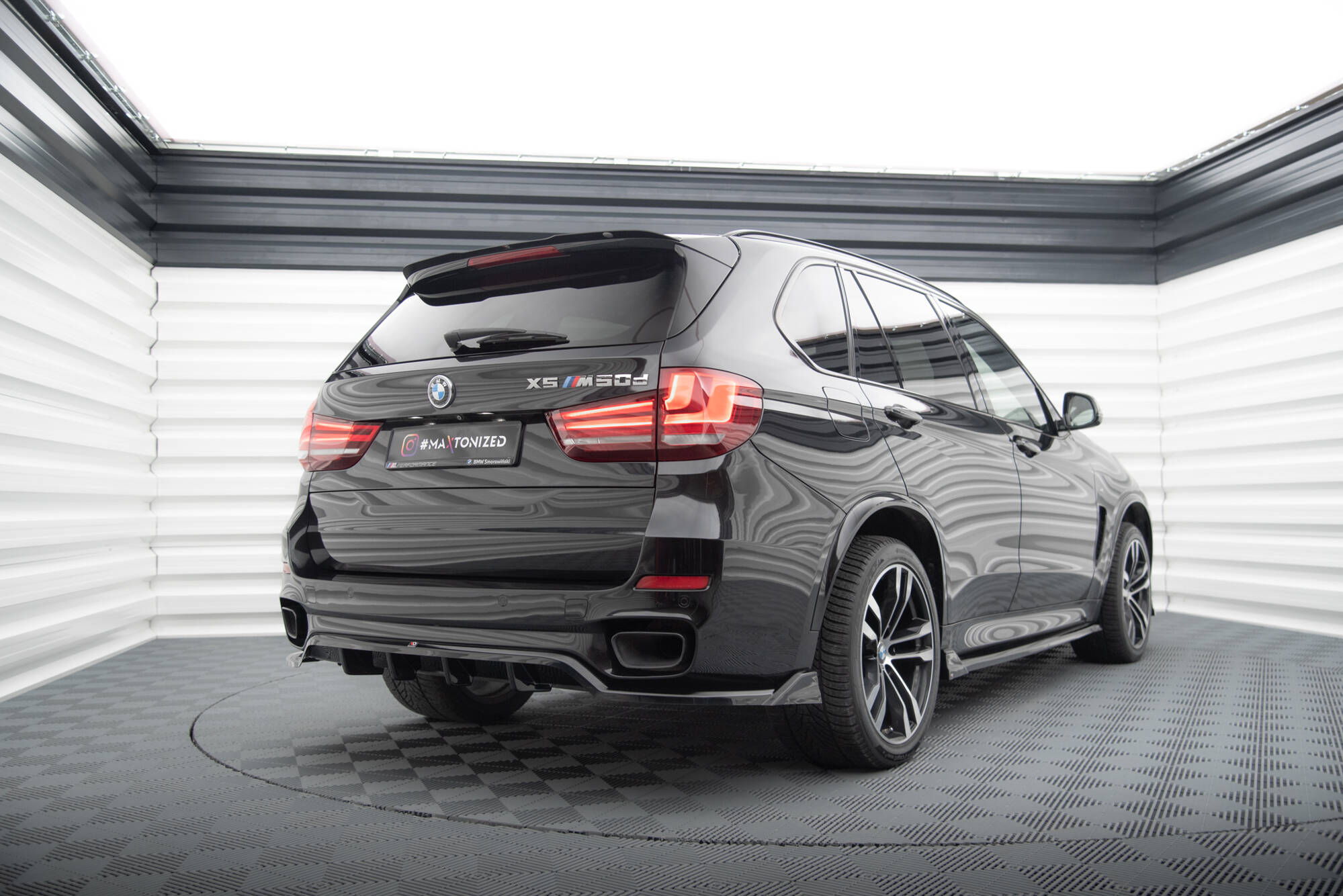 Rear Splitter (with vertical bars) BMW X5 M-Pack F15 - Image 2