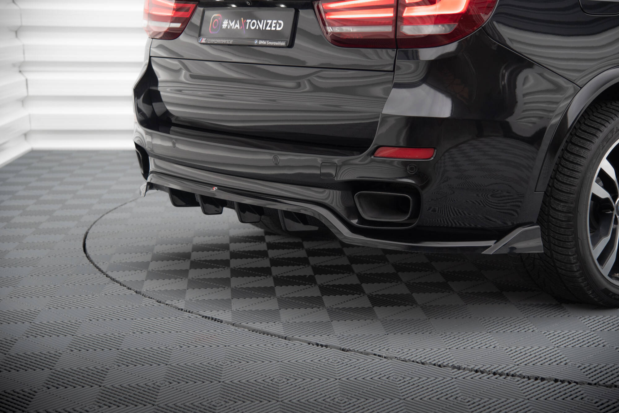 Rear Splitter (with vertical bars) BMW X5 M-Pack F15 - Image 4