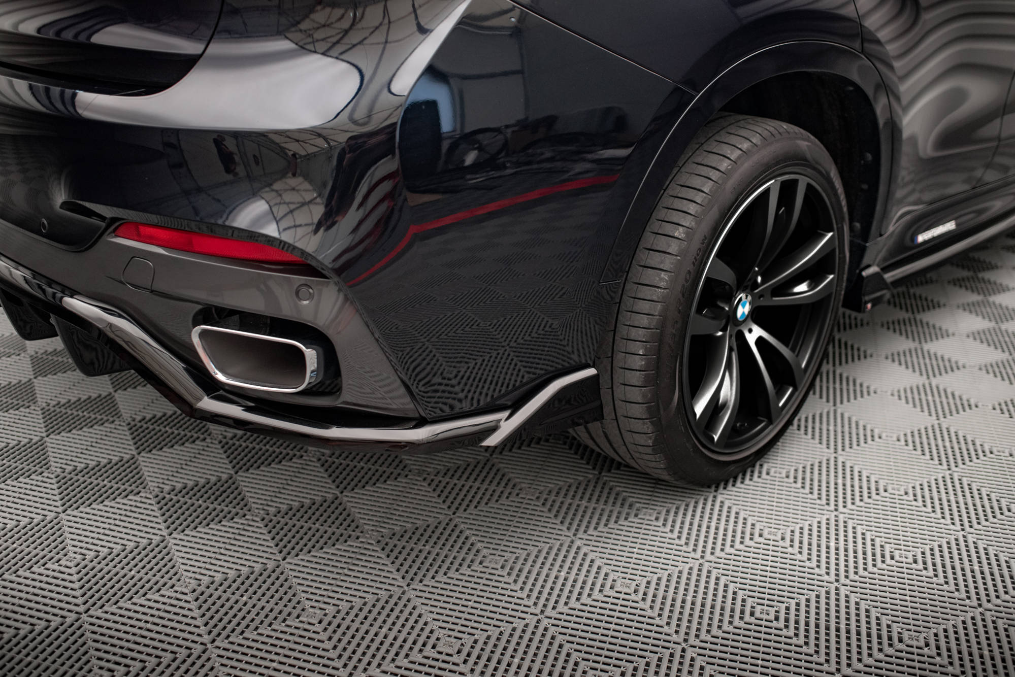 Rear Splitter (with vertical bars) BMW X6 M-Pack F16 - Image 2