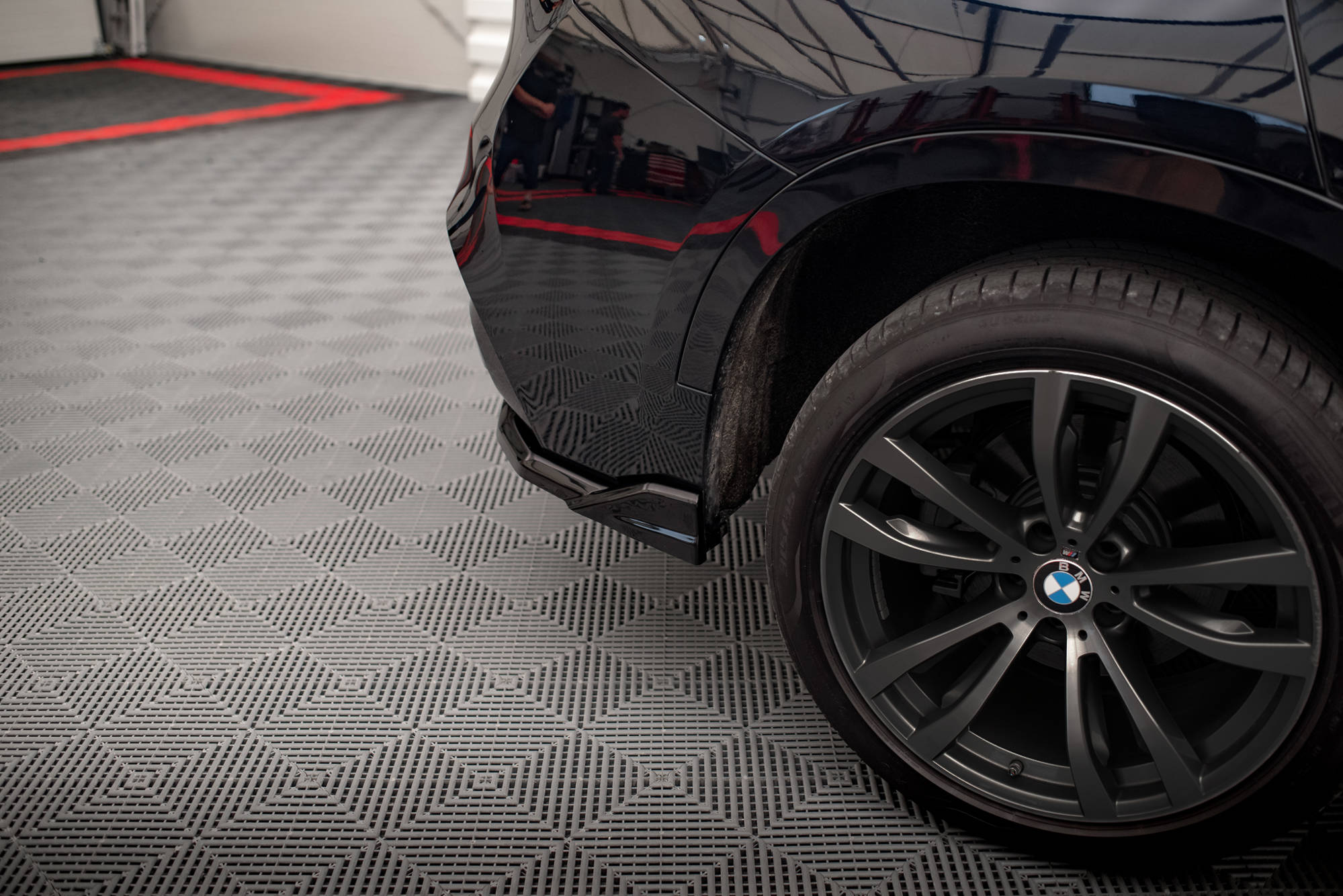 Rear Splitter (with vertical bars) BMW X6 M-Pack F16 - Image 3