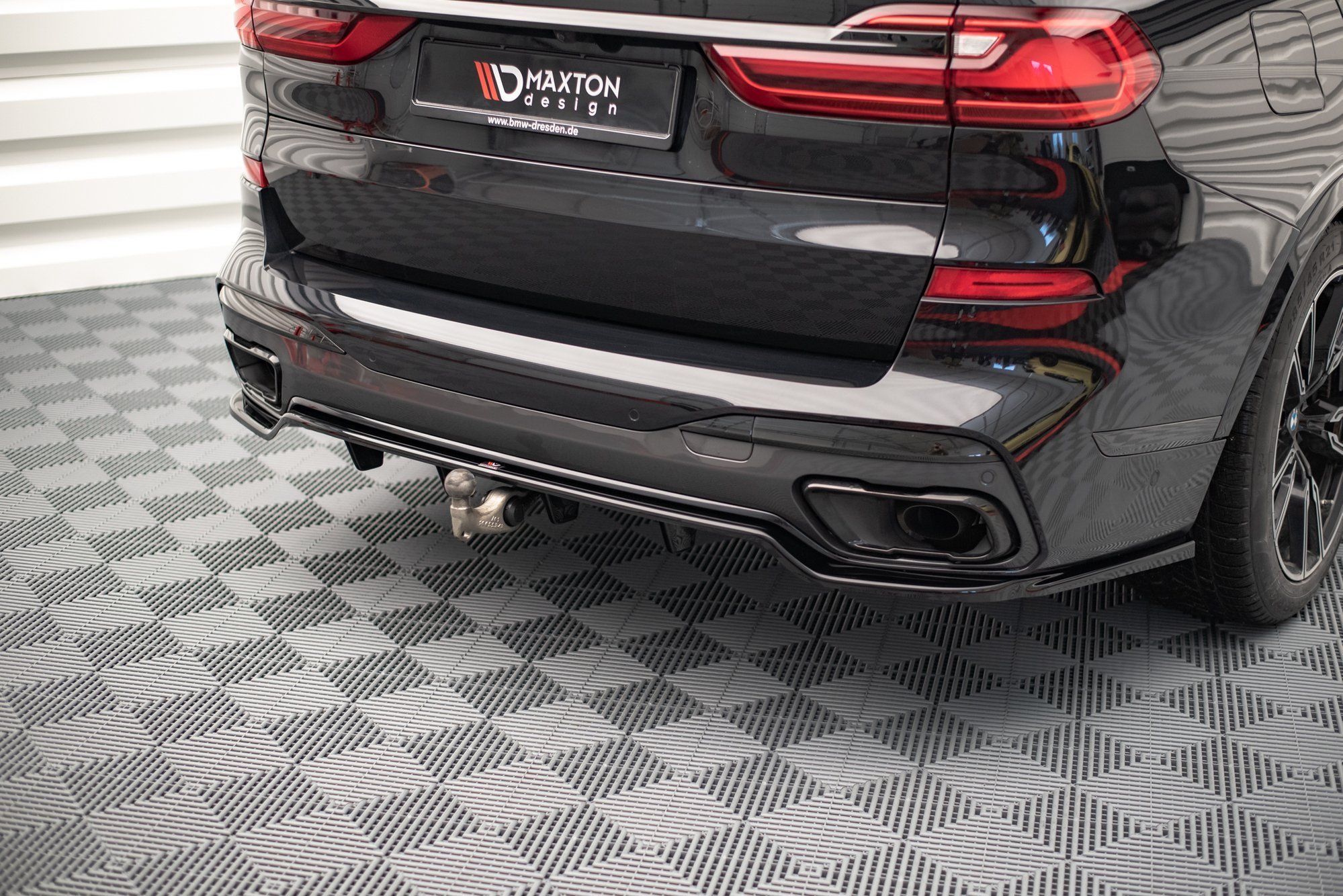 Rear Splitter (with vertical bars) BMW X7 M-Pack G07