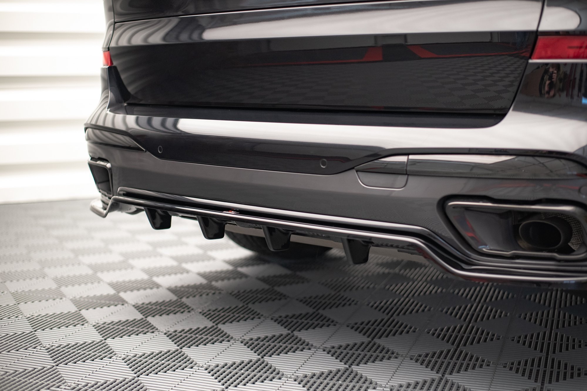 Rear Splitter (with vertical bars) BMW X7 M-Pack G07 - Image 3