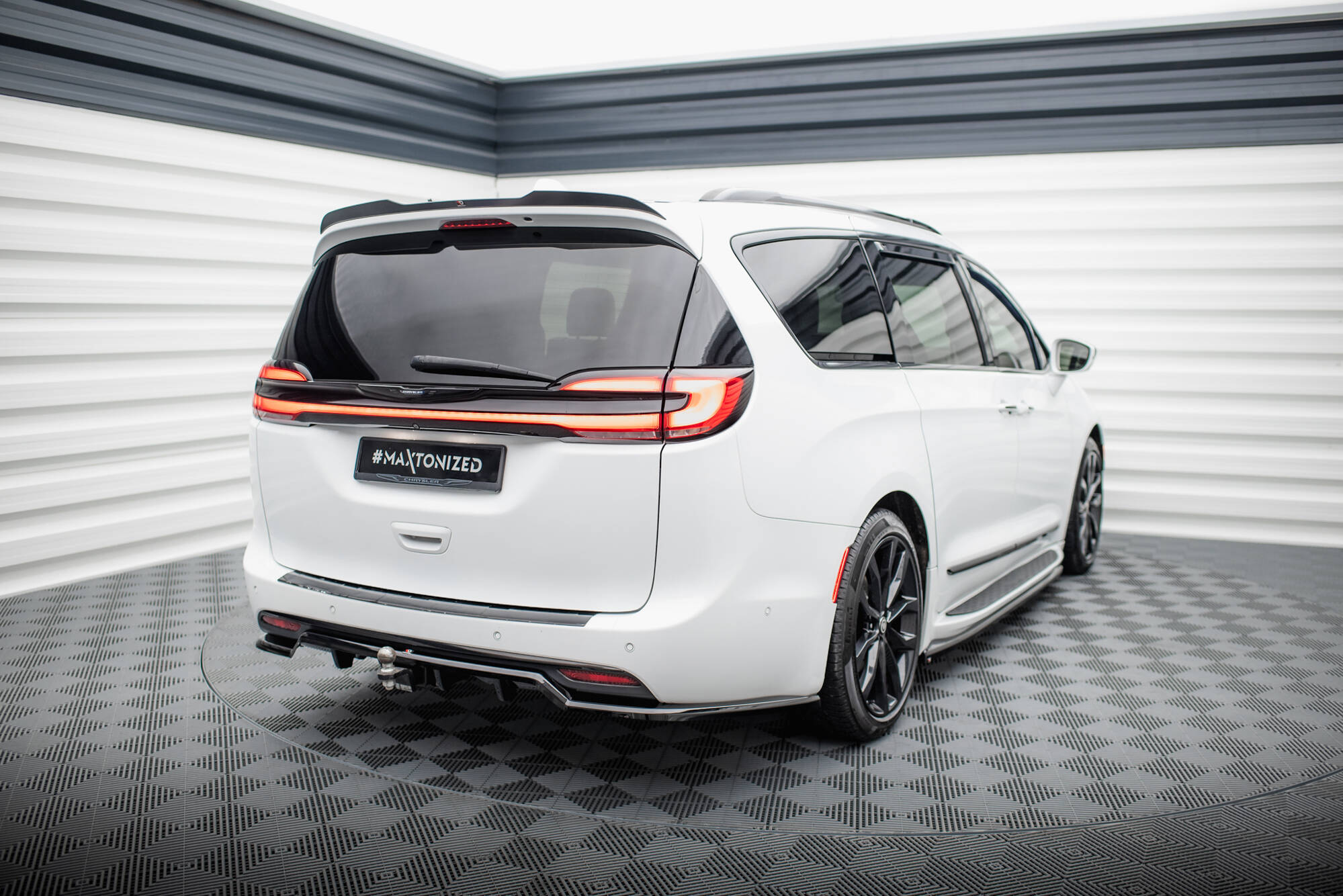 Rear Splitter (with vertical bars) Chrysler Pacifica Mk2 Facelift - Image 2