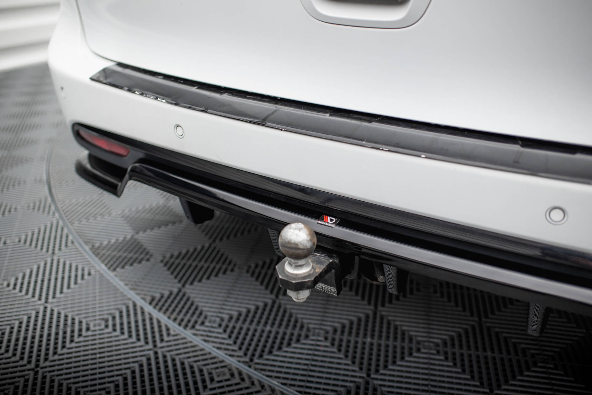 Rear Splitter (with vertical bars) Chrysler Pacifica Mk2 Facelift - Image 3