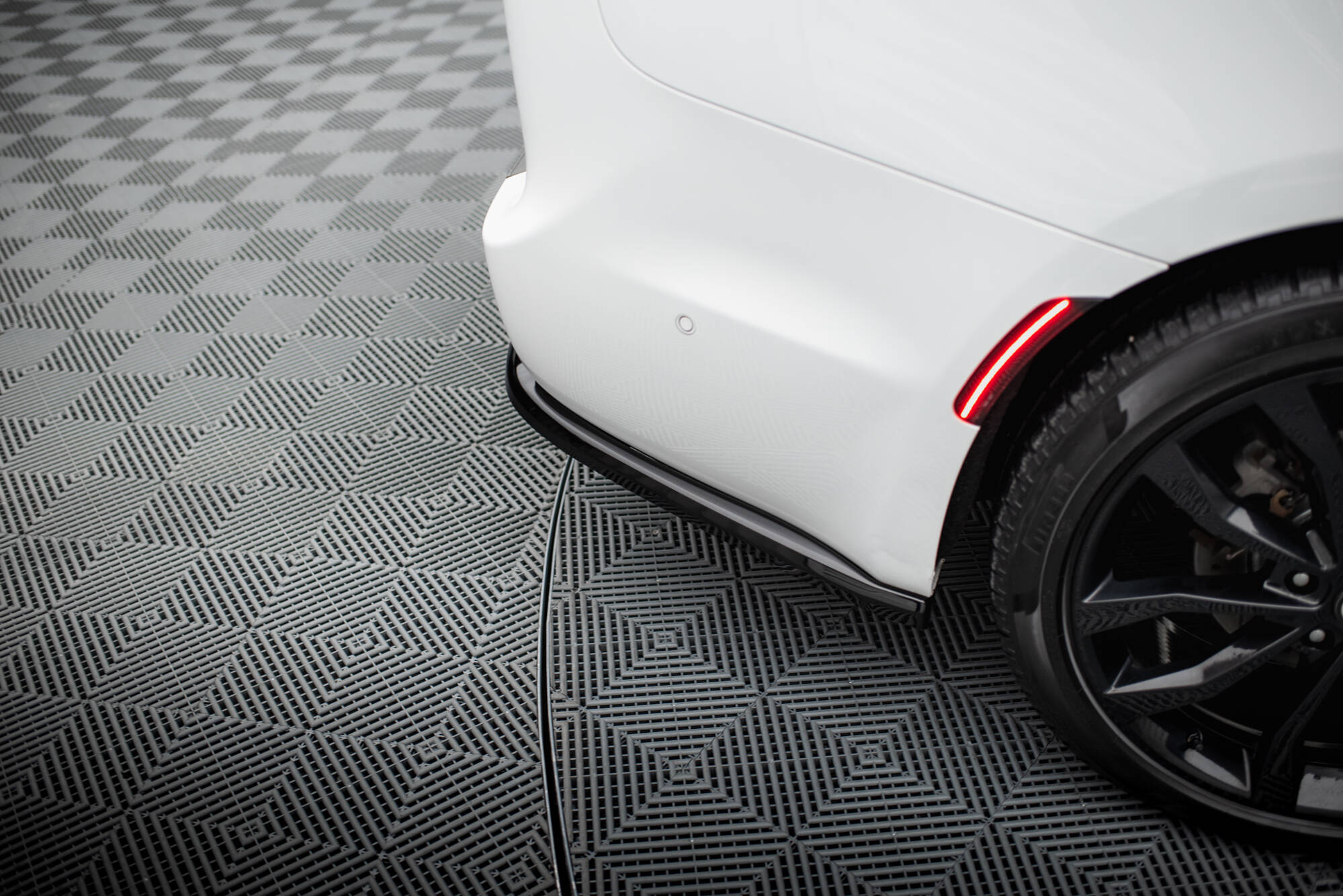 Rear Splitter (with vertical bars) Chrysler Pacifica Mk2 Facelift - Image 4