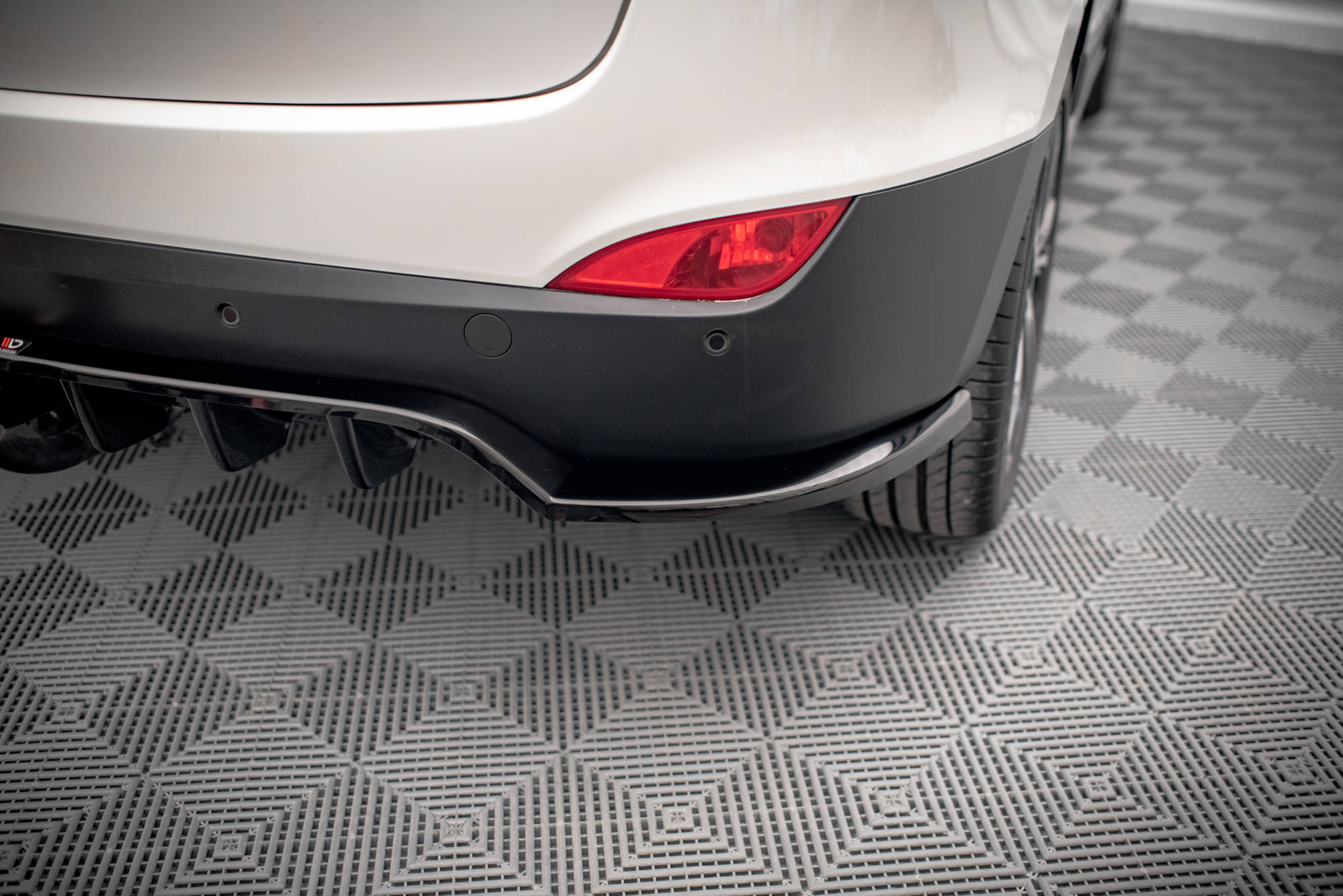 Rear Splitter (with vertical bars) Hyundai ix35 Mk1 - Image 2