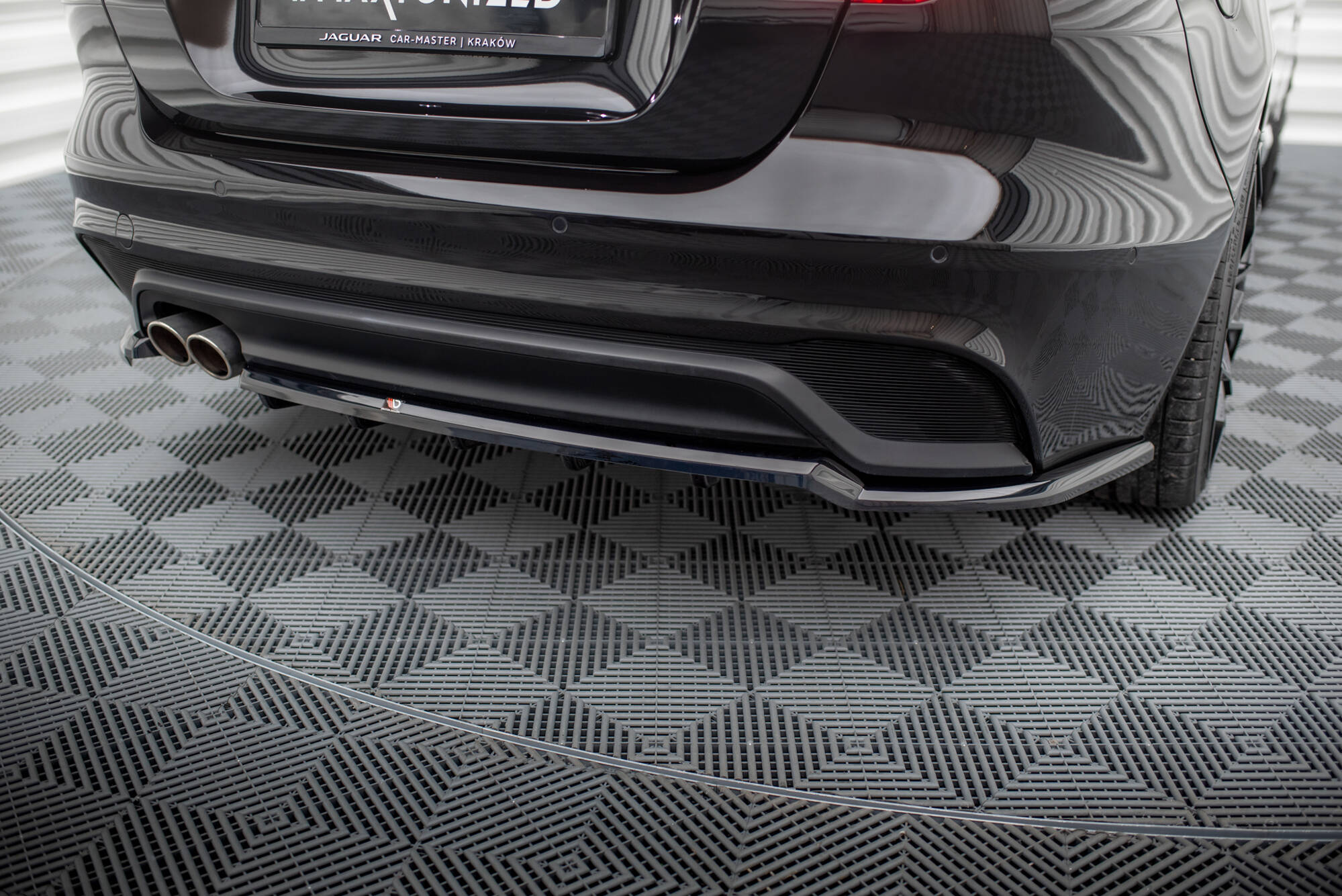 Rear Splitter (with vertical bars) Jaguar XE X760 Facelift - Image 3