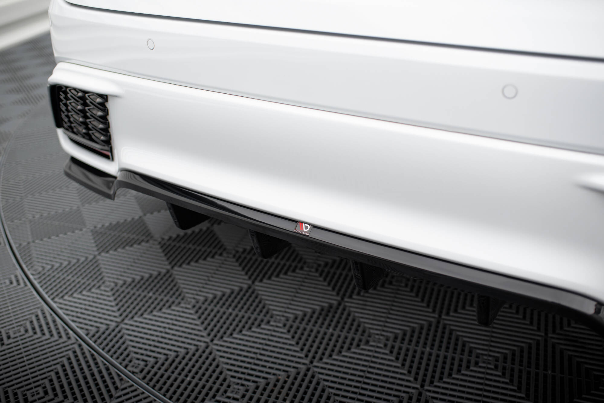 Rear Splitter (with vertical bars) Lexus RX F-Sport Mk5 - Image 3