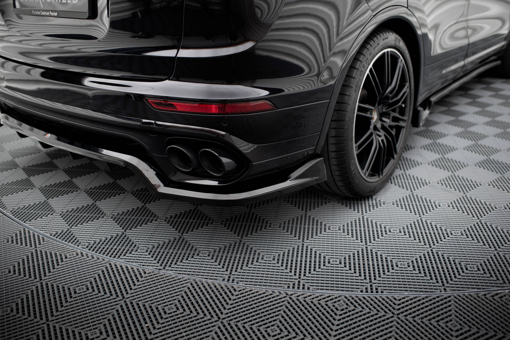 Rear Splitter (with vertical bars) Porsche Cayenne Mk2 Facelift - Image 4