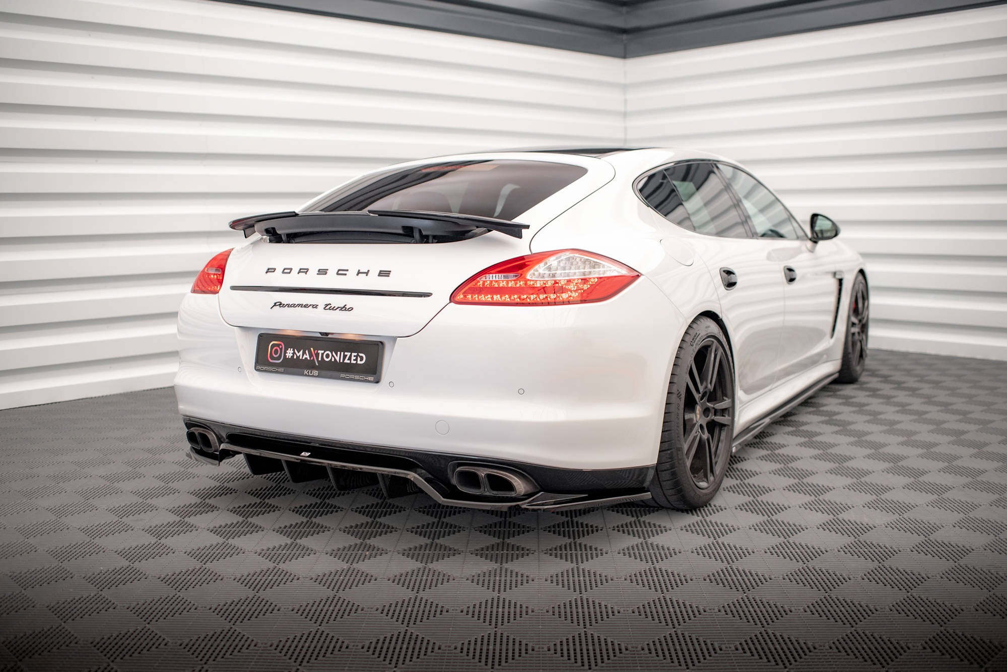 Rear Splitter (with vertical bars) Porsche Panamera Turbo 970 - Image 2