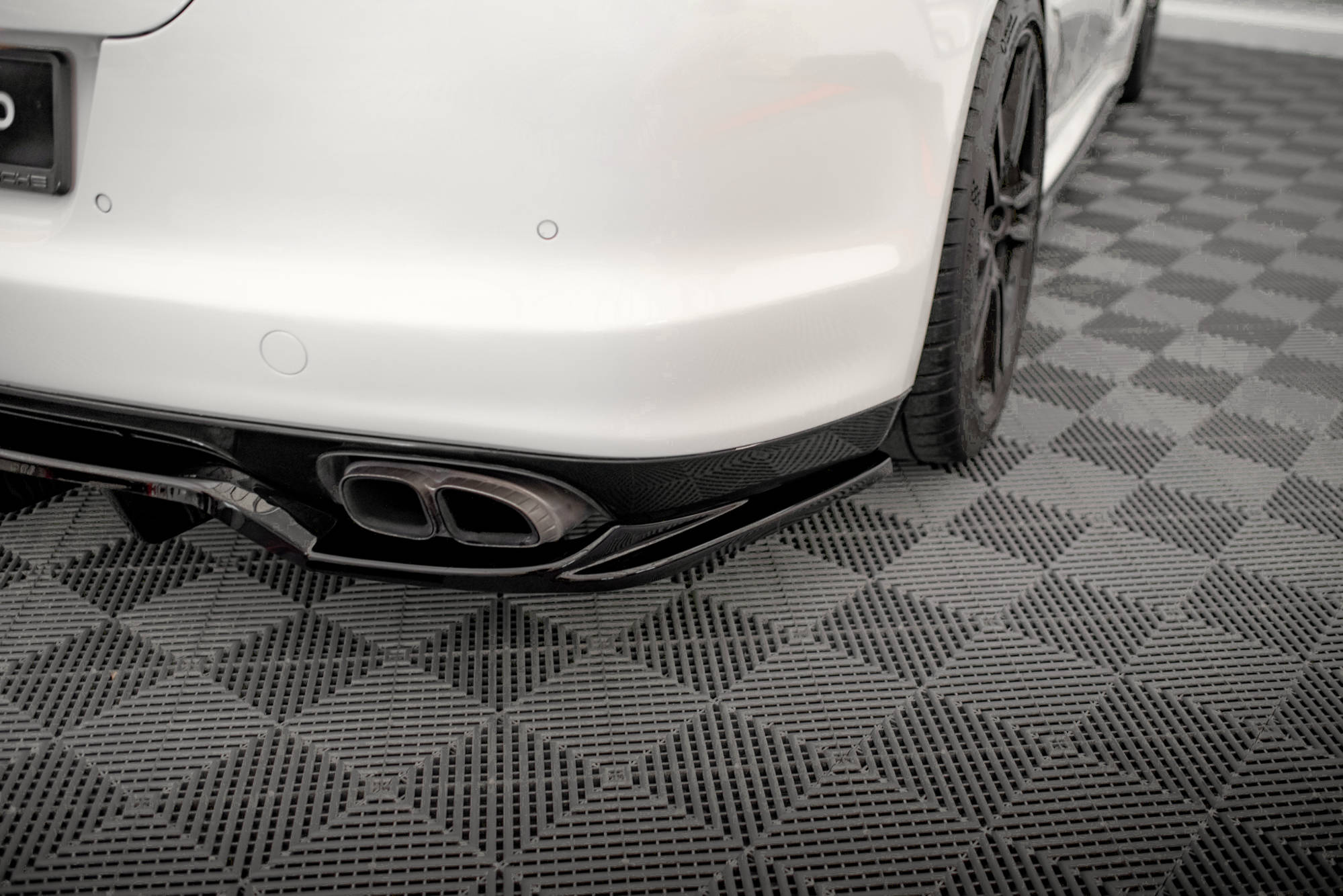 Rear Splitter (with vertical bars) Porsche Panamera Turbo 970 - Image 3