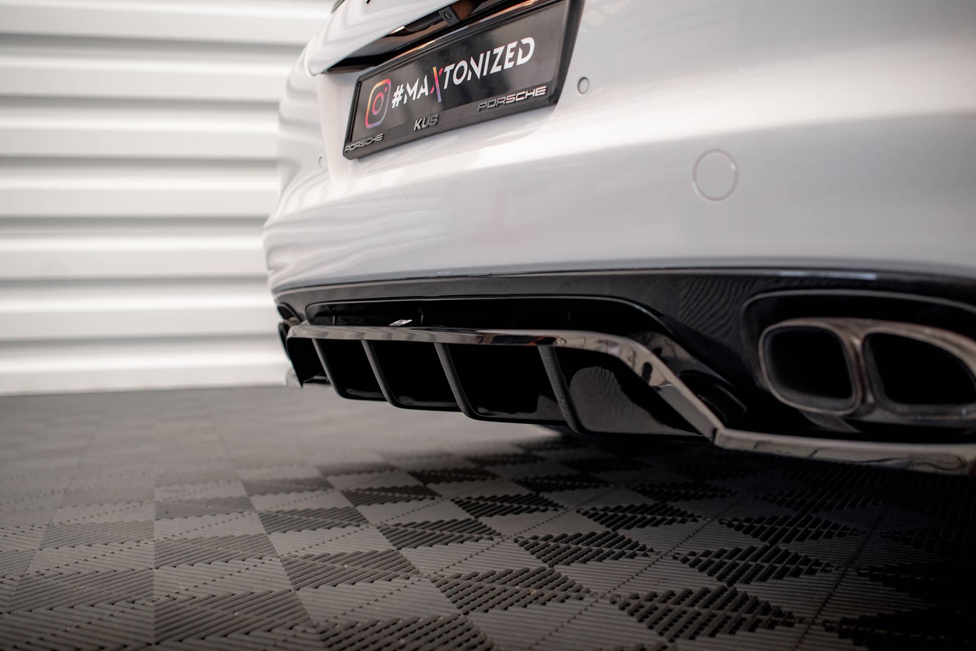 Rear Splitter (with vertical bars) Porsche Panamera Turbo 970 - Image 4